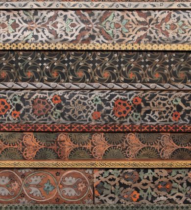 Zdjęcie nr 30: Kościół drewniany, orientowany, składający się z babińca, nawy głównej z przylegającą do niej od północy kaplicą boczną i kruchtą od południa oraz prezbiterium z zakrystią od północy. Prezbiterium i nawa w konstrukcji zrębowej, wieża, soboty i kruchta w słupowej. Kościół jednonawowy, nawa prawie kwadratowa, prezbiterium prostokątne, zamknięte prosto, oddzielone ścianą tęczową. Otwór tęczowy zamknięty łukiem dwuramiennym z biegnącą w poprzek grubą belką. Ściany gładkie, pokryte dekoracją malarską imitującą poziomo ułożone belki z uszczelniającymi je kiczkami, scenami figuralnymi, zacheuszkami i pasami ornamentalnymi. W nawie od zachodu chór muzyczny wsparty na dwóch, profilowanych słupach, z parapetem wybrzuszonym pośrodku; z dekoracją malarską o motywach geometryczno-roślinnych. Nawa i prezbiterium naryte pozornym sklepieniem z pułapami lekko zaokrąglonymi po bokach. Na całości przekrycia dekoracja malarska. W prezbiterium są to postacie aniołów wśród stylizowanych kwiatów na stropie adorujących monogram maryjny, nawę dekorują motywy roślinne. Anioły zdobią również sklepienie kaplicy. Strop babińca oraz fragmenty prezbiterium pokrywa oryginalna dekoracja patronowa złożona z motywów geometrycznych oraz figuralnych. W nawie głównej trzy okna, w prezbiterium i babińcu po dwa – od południa, kolejne do zakrystii; zamknięte łukiem dwuspadowym. Główne wejście od zachodu, drugie przez kruchtę od południa, trzecie do zakrystii. Portal południowy ostrołukowy, dekorowany ornamentem sznurowym, portal do zakrystii zamknięty łukiem w ośli grzbiet. Od zachodu kwadratowa wieża o pochyłych ścianach, z nadwieszoną izbicą, zwieńczona czteropołaciowym, ostrosłupowym hełmem gontowym. Izbica wieży oszalowana dookoła deskami zakończonymi u dołu ozdobnie wyrzynaną koronką. Od południa i wschodu soboty, czyli rodzaj podcieni,  w pozostałych miejscach gontowy kołnierz. Ściany świątyni oraz kaplicy są od zewnątrz szalowane deskami, wieża oraz przedsionek obite są gontem. Dachy i zadaszenia sobot pokryte gontem, kopuła kaplicy oraz wieżyczka na sygnaturkę pokryta blachą. 