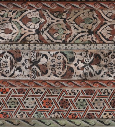 Zdjęcie nr 33: Kościół drewniany, orientowany, składający się z babińca, nawy głównej z przylegającą do niej od północy kaplicą boczną i kruchtą od południa oraz prezbiterium z zakrystią od północy. Prezbiterium i nawa w konstrukcji zrębowej, wieża, soboty i kruchta w słupowej. Kościół jednonawowy, nawa prawie kwadratowa, prezbiterium prostokątne, zamknięte prosto, oddzielone ścianą tęczową. Otwór tęczowy zamknięty łukiem dwuramiennym z biegnącą w poprzek grubą belką. Ściany gładkie, pokryte dekoracją malarską imitującą poziomo ułożone belki z uszczelniającymi je kiczkami, scenami figuralnymi, zacheuszkami i pasami ornamentalnymi. W nawie od zachodu chór muzyczny wsparty na dwóch, profilowanych słupach, z parapetem wybrzuszonym pośrodku; z dekoracją malarską o motywach geometryczno-roślinnych. Nawa i prezbiterium naryte pozornym sklepieniem z pułapami lekko zaokrąglonymi po bokach. Na całości przekrycia dekoracja malarska. W prezbiterium są to postacie aniołów wśród stylizowanych kwiatów na stropie adorujących monogram maryjny, nawę dekorują motywy roślinne. Anioły zdobią również sklepienie kaplicy. Strop babińca oraz fragmenty prezbiterium pokrywa oryginalna dekoracja patronowa złożona z motywów geometrycznych oraz figuralnych. W nawie głównej trzy okna, w prezbiterium i babińcu po dwa – od południa, kolejne do zakrystii; zamknięte łukiem dwuspadowym. Główne wejście od zachodu, drugie przez kruchtę od południa, trzecie do zakrystii. Portal południowy ostrołukowy, dekorowany ornamentem sznurowym, portal do zakrystii zamknięty łukiem w ośli grzbiet. Od zachodu kwadratowa wieża o pochyłych ścianach, z nadwieszoną izbicą, zwieńczona czteropołaciowym, ostrosłupowym hełmem gontowym. Izbica wieży oszalowana dookoła deskami zakończonymi u dołu ozdobnie wyrzynaną koronką. Od południa i wschodu soboty, czyli rodzaj podcieni,  w pozostałych miejscach gontowy kołnierz. Ściany świątyni oraz kaplicy są od zewnątrz szalowane deskami, wieża oraz przedsionek obite są gontem. Dachy i zadaszenia sobot pokryte gontem, kopuła kaplicy oraz wieżyczka na sygnaturkę pokryta blachą. 