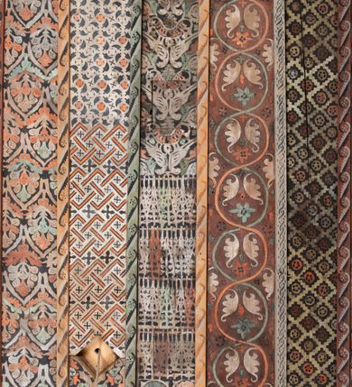 Zdjęcie nr 34: Kościół drewniany, orientowany, składający się z babińca, nawy głównej z przylegającą do niej od północy kaplicą boczną i kruchtą od południa oraz prezbiterium z zakrystią od północy. Prezbiterium i nawa w konstrukcji zrębowej, wieża, soboty i kruchta w słupowej. Kościół jednonawowy, nawa prawie kwadratowa, prezbiterium prostokątne, zamknięte prosto, oddzielone ścianą tęczową. Otwór tęczowy zamknięty łukiem dwuramiennym z biegnącą w poprzek grubą belką. Ściany gładkie, pokryte dekoracją malarską imitującą poziomo ułożone belki z uszczelniającymi je kiczkami, scenami figuralnymi, zacheuszkami i pasami ornamentalnymi. W nawie od zachodu chór muzyczny wsparty na dwóch, profilowanych słupach, z parapetem wybrzuszonym pośrodku; z dekoracją malarską o motywach geometryczno-roślinnych. Nawa i prezbiterium naryte pozornym sklepieniem z pułapami lekko zaokrąglonymi po bokach. Na całości przekrycia dekoracja malarska. W prezbiterium są to postacie aniołów wśród stylizowanych kwiatów na stropie adorujących monogram maryjny, nawę dekorują motywy roślinne. Anioły zdobią również sklepienie kaplicy. Strop babińca oraz fragmenty prezbiterium pokrywa oryginalna dekoracja patronowa złożona z motywów geometrycznych oraz figuralnych. W nawie głównej trzy okna, w prezbiterium i babińcu po dwa – od południa, kolejne do zakrystii; zamknięte łukiem dwuspadowym. Główne wejście od zachodu, drugie przez kruchtę od południa, trzecie do zakrystii. Portal południowy ostrołukowy, dekorowany ornamentem sznurowym, portal do zakrystii zamknięty łukiem w ośli grzbiet. Od zachodu kwadratowa wieża o pochyłych ścianach, z nadwieszoną izbicą, zwieńczona czteropołaciowym, ostrosłupowym hełmem gontowym. Izbica wieży oszalowana dookoła deskami zakończonymi u dołu ozdobnie wyrzynaną koronką. Od południa i wschodu soboty, czyli rodzaj podcieni,  w pozostałych miejscach gontowy kołnierz. Ściany świątyni oraz kaplicy są od zewnątrz szalowane deskami, wieża oraz przedsionek obite są gontem. Dachy i zadaszenia sobot pokryte gontem, kopuła kaplicy oraz wieżyczka na sygnaturkę pokryta blachą. 