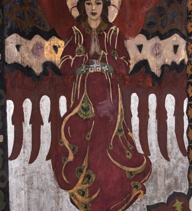 Zdjęcie nr 22: Kościół drewniany, orientowany, składający się z babińca, nawy głównej z przylegającą do niej od północy kaplicą boczną i kruchtą od południa oraz prezbiterium z zakrystią od północy. Prezbiterium i nawa w konstrukcji zrębowej, wieża, soboty i kruchta w słupowej. Kościół jednonawowy, nawa prawie kwadratowa, prezbiterium prostokątne, zamknięte prosto, oddzielone ścianą tęczową. Otwór tęczowy zamknięty łukiem dwuramiennym z biegnącą w poprzek grubą belką. Ściany gładkie, pokryte dekoracją malarską imitującą poziomo ułożone belki z uszczelniającymi je kiczkami, scenami figuralnymi, zacheuszkami i pasami ornamentalnymi. W nawie od zachodu chór muzyczny wsparty na dwóch, profilowanych słupach, z parapetem wybrzuszonym pośrodku; z dekoracją malarską o motywach geometryczno-roślinnych. Nawa i prezbiterium naryte pozornym sklepieniem z pułapami lekko zaokrąglonymi po bokach. Na całości przekrycia dekoracja malarska. W prezbiterium są to postacie aniołów wśród stylizowanych kwiatów na stropie adorujących monogram maryjny, nawę dekorują motywy roślinne. Anioły zdobią również sklepienie kaplicy. Strop babińca oraz fragmenty prezbiterium pokrywa oryginalna dekoracja patronowa złożona z motywów geometrycznych oraz figuralnych. W nawie głównej trzy okna, w prezbiterium i babińcu po dwa – od południa, kolejne do zakrystii; zamknięte łukiem dwuspadowym. Główne wejście od zachodu, drugie przez kruchtę od południa, trzecie do zakrystii. Portal południowy ostrołukowy, dekorowany ornamentem sznurowym, portal do zakrystii zamknięty łukiem w ośli grzbiet. Od zachodu kwadratowa wieża o pochyłych ścianach, z nadwieszoną izbicą, zwieńczona czteropołaciowym, ostrosłupowym hełmem gontowym. Izbica wieży oszalowana dookoła deskami zakończonymi u dołu ozdobnie wyrzynaną koronką. Od południa i wschodu soboty, czyli rodzaj podcieni,  w pozostałych miejscach gontowy kołnierz. Ściany świątyni oraz kaplicy są od zewnątrz szalowane deskami, wieża oraz przedsionek obite są gontem. Dachy i zadaszenia sobot pokryte gontem, kopuła kaplicy oraz wieżyczka na sygnaturkę pokryta blachą. 