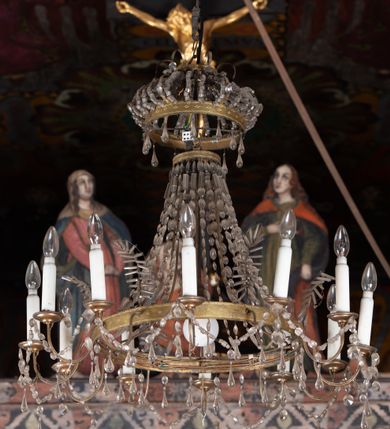 Zdjęcie nr 19: Kościół drewniany, orientowany, składający się z babińca, nawy głównej z przylegającą do niej od północy kaplicą boczną i kruchtą od południa oraz prezbiterium z zakrystią od północy. Prezbiterium i nawa w konstrukcji zrębowej, wieża, soboty i kruchta w słupowej. Kościół jednonawowy, nawa prawie kwadratowa, prezbiterium prostokątne, zamknięte prosto, oddzielone ścianą tęczową. Otwór tęczowy zamknięty łukiem dwuramiennym z biegnącą w poprzek grubą belką. Ściany gładkie, pokryte dekoracją malarską imitującą poziomo ułożone belki z uszczelniającymi je kiczkami, scenami figuralnymi, zacheuszkami i pasami ornamentalnymi. W nawie od zachodu chór muzyczny wsparty na dwóch, profilowanych słupach, z parapetem wybrzuszonym pośrodku; z dekoracją malarską o motywach geometryczno-roślinnych. Nawa i prezbiterium naryte pozornym sklepieniem z pułapami lekko zaokrąglonymi po bokach. Na całości przekrycia dekoracja malarska. W prezbiterium są to postacie aniołów wśród stylizowanych kwiatów na stropie adorujących monogram maryjny, nawę dekorują motywy roślinne. Anioły zdobią również sklepienie kaplicy. Strop babińca oraz fragmenty prezbiterium pokrywa oryginalna dekoracja patronowa złożona z motywów geometrycznych oraz figuralnych. W nawie głównej trzy okna, w prezbiterium i babińcu po dwa – od południa, kolejne do zakrystii; zamknięte łukiem dwuspadowym. Główne wejście od zachodu, drugie przez kruchtę od południa, trzecie do zakrystii. Portal południowy ostrołukowy, dekorowany ornamentem sznurowym, portal do zakrystii zamknięty łukiem w ośli grzbiet. Od zachodu kwadratowa wieża o pochyłych ścianach, z nadwieszoną izbicą, zwieńczona czteropołaciowym, ostrosłupowym hełmem gontowym. Izbica wieży oszalowana dookoła deskami zakończonymi u dołu ozdobnie wyrzynaną koronką. Od południa i wschodu soboty, czyli rodzaj podcieni,  w pozostałych miejscach gontowy kołnierz. Ściany świątyni oraz kaplicy są od zewnątrz szalowane deskami, wieża oraz przedsionek obite są gontem. Dachy i zadaszenia sobot pokryte gontem, kopuła kaplicy oraz wieżyczka na sygnaturkę pokryta blachą. 