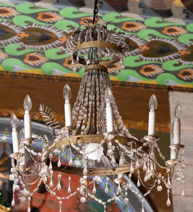 Zdjęcie nr 18: Kościół drewniany, orientowany, składający się z babińca, nawy głównej z przylegającą do niej od północy kaplicą boczną i kruchtą od południa oraz prezbiterium z zakrystią od północy. Prezbiterium i nawa w konstrukcji zrębowej, wieża, soboty i kruchta w słupowej. Kościół jednonawowy, nawa prawie kwadratowa, prezbiterium prostokątne, zamknięte prosto, oddzielone ścianą tęczową. Otwór tęczowy zamknięty łukiem dwuramiennym z biegnącą w poprzek grubą belką. Ściany gładkie, pokryte dekoracją malarską imitującą poziomo ułożone belki z uszczelniającymi je kiczkami, scenami figuralnymi, zacheuszkami i pasami ornamentalnymi. W nawie od zachodu chór muzyczny wsparty na dwóch, profilowanych słupach, z parapetem wybrzuszonym pośrodku; z dekoracją malarską o motywach geometryczno-roślinnych. Nawa i prezbiterium naryte pozornym sklepieniem z pułapami lekko zaokrąglonymi po bokach. Na całości przekrycia dekoracja malarska. W prezbiterium są to postacie aniołów wśród stylizowanych kwiatów na stropie adorujących monogram maryjny, nawę dekorują motywy roślinne. Anioły zdobią również sklepienie kaplicy. Strop babińca oraz fragmenty prezbiterium pokrywa oryginalna dekoracja patronowa złożona z motywów geometrycznych oraz figuralnych. W nawie głównej trzy okna, w prezbiterium i babińcu po dwa – od południa, kolejne do zakrystii; zamknięte łukiem dwuspadowym. Główne wejście od zachodu, drugie przez kruchtę od południa, trzecie do zakrystii. Portal południowy ostrołukowy, dekorowany ornamentem sznurowym, portal do zakrystii zamknięty łukiem w ośli grzbiet. Od zachodu kwadratowa wieża o pochyłych ścianach, z nadwieszoną izbicą, zwieńczona czteropołaciowym, ostrosłupowym hełmem gontowym. Izbica wieży oszalowana dookoła deskami zakończonymi u dołu ozdobnie wyrzynaną koronką. Od południa i wschodu soboty, czyli rodzaj podcieni,  w pozostałych miejscach gontowy kołnierz. Ściany świątyni oraz kaplicy są od zewnątrz szalowane deskami, wieża oraz przedsionek obite są gontem. Dachy i zadaszenia sobot pokryte gontem, kopuła kaplicy oraz wieżyczka na sygnaturkę pokryta blachą. 