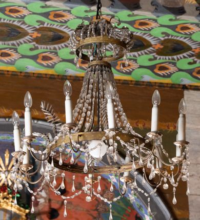 Zdjęcie nr 17: Kościół drewniany, orientowany, składający się z babińca, nawy głównej z przylegającą do niej od północy kaplicą boczną i kruchtą od południa oraz prezbiterium z zakrystią od północy. Prezbiterium i nawa w konstrukcji zrębowej, wieża, soboty i kruchta w słupowej. Kościół jednonawowy, nawa prawie kwadratowa, prezbiterium prostokątne, zamknięte prosto, oddzielone ścianą tęczową. Otwór tęczowy zamknięty łukiem dwuramiennym z biegnącą w poprzek grubą belką. Ściany gładkie, pokryte dekoracją malarską imitującą poziomo ułożone belki z uszczelniającymi je kiczkami, scenami figuralnymi, zacheuszkami i pasami ornamentalnymi. W nawie od zachodu chór muzyczny wsparty na dwóch, profilowanych słupach, z parapetem wybrzuszonym pośrodku; z dekoracją malarską o motywach geometryczno-roślinnych. Nawa i prezbiterium naryte pozornym sklepieniem z pułapami lekko zaokrąglonymi po bokach. Na całości przekrycia dekoracja malarska. W prezbiterium są to postacie aniołów wśród stylizowanych kwiatów na stropie adorujących monogram maryjny, nawę dekorują motywy roślinne. Anioły zdobią również sklepienie kaplicy. Strop babińca oraz fragmenty prezbiterium pokrywa oryginalna dekoracja patronowa złożona z motywów geometrycznych oraz figuralnych. W nawie głównej trzy okna, w prezbiterium i babińcu po dwa – od południa, kolejne do zakrystii; zamknięte łukiem dwuspadowym. Główne wejście od zachodu, drugie przez kruchtę od południa, trzecie do zakrystii. Portal południowy ostrołukowy, dekorowany ornamentem sznurowym, portal do zakrystii zamknięty łukiem w ośli grzbiet. Od zachodu kwadratowa wieża o pochyłych ścianach, z nadwieszoną izbicą, zwieńczona czteropołaciowym, ostrosłupowym hełmem gontowym. Izbica wieży oszalowana dookoła deskami zakończonymi u dołu ozdobnie wyrzynaną koronką. Od południa i wschodu soboty, czyli rodzaj podcieni,  w pozostałych miejscach gontowy kołnierz. Ściany świątyni oraz kaplicy są od zewnątrz szalowane deskami, wieża oraz przedsionek obite są gontem. Dachy i zadaszenia sobot pokryte gontem, kopuła kaplicy oraz wieżyczka na sygnaturkę pokryta blachą. 