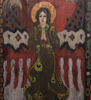 Zdjęcie nr 24: Kościół drewniany, orientowany, składający się z babińca, nawy głównej z przylegającą do niej od północy kaplicą boczną i kruchtą od południa oraz prezbiterium z zakrystią od północy. Prezbiterium i nawa w konstrukcji zrębowej, wieża, soboty i kruchta w słupowej. Kościół jednonawowy, nawa prawie kwadratowa, prezbiterium prostokątne, zamknięte prosto, oddzielone ścianą tęczową. Otwór tęczowy zamknięty łukiem dwuramiennym z biegnącą w poprzek grubą belką. Ściany gładkie, pokryte dekoracją malarską imitującą poziomo ułożone belki z uszczelniającymi je kiczkami, scenami figuralnymi, zacheuszkami i pasami ornamentalnymi. W nawie od zachodu chór muzyczny wsparty na dwóch, profilowanych słupach, z parapetem wybrzuszonym pośrodku; z dekoracją malarską o motywach geometryczno-roślinnych. Nawa i prezbiterium naryte pozornym sklepieniem z pułapami lekko zaokrąglonymi po bokach. Na całości przekrycia dekoracja malarska. W prezbiterium są to postacie aniołów wśród stylizowanych kwiatów na stropie adorujących monogram maryjny, nawę dekorują motywy roślinne. Anioły zdobią również sklepienie kaplicy. Strop babińca oraz fragmenty prezbiterium pokrywa oryginalna dekoracja patronowa złożona z motywów geometrycznych oraz figuralnych. W nawie głównej trzy okna, w prezbiterium i babińcu po dwa – od południa, kolejne do zakrystii; zamknięte łukiem dwuspadowym. Główne wejście od zachodu, drugie przez kruchtę od południa, trzecie do zakrystii. Portal południowy ostrołukowy, dekorowany ornamentem sznurowym, portal do zakrystii zamknięty łukiem w ośli grzbiet. Od zachodu kwadratowa wieża o pochyłych ścianach, z nadwieszoną izbicą, zwieńczona czteropołaciowym, ostrosłupowym hełmem gontowym. Izbica wieży oszalowana dookoła deskami zakończonymi u dołu ozdobnie wyrzynaną koronką. Od południa i wschodu soboty, czyli rodzaj podcieni,  w pozostałych miejscach gontowy kołnierz. Ściany świątyni oraz kaplicy są od zewnątrz szalowane deskami, wieża oraz przedsionek obite są gontem. Dachy i zadaszenia sobot pokryte gontem, kopuła kaplicy oraz wieżyczka na sygnaturkę pokryta blachą. 