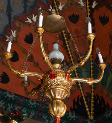 Zdjęcie nr 41: Kościół drewniany, orientowany, składający się z babińca, nawy głównej z przylegającą do niej od północy kaplicą boczną i kruchtą od południa oraz prezbiterium z zakrystią od północy. Prezbiterium i nawa w konstrukcji zrębowej, wieża, soboty i kruchta w słupowej. Kościół jednonawowy, nawa prawie kwadratowa, prezbiterium prostokątne, zamknięte prosto, oddzielone ścianą tęczową. Otwór tęczowy zamknięty łukiem dwuramiennym z biegnącą w poprzek grubą belką. Ściany gładkie, pokryte dekoracją malarską imitującą poziomo ułożone belki z uszczelniającymi je kiczkami, scenami figuralnymi, zacheuszkami i pasami ornamentalnymi. W nawie od zachodu chór muzyczny wsparty na dwóch, profilowanych słupach, z parapetem wybrzuszonym pośrodku; z dekoracją malarską o motywach geometryczno-roślinnych. Nawa i prezbiterium naryte pozornym sklepieniem z pułapami lekko zaokrąglonymi po bokach. Na całości przekrycia dekoracja malarska. W prezbiterium są to postacie aniołów wśród stylizowanych kwiatów na stropie adorujących monogram maryjny, nawę dekorują motywy roślinne. Anioły zdobią również sklepienie kaplicy. Strop babińca oraz fragmenty prezbiterium pokrywa oryginalna dekoracja patronowa złożona z motywów geometrycznych oraz figuralnych. W nawie głównej trzy okna, w prezbiterium i babińcu po dwa – od południa, kolejne do zakrystii; zamknięte łukiem dwuspadowym. Główne wejście od zachodu, drugie przez kruchtę od południa, trzecie do zakrystii. Portal południowy ostrołukowy, dekorowany ornamentem sznurowym, portal do zakrystii zamknięty łukiem w ośli grzbiet. Od zachodu kwadratowa wieża o pochyłych ścianach, z nadwieszoną izbicą, zwieńczona czteropołaciowym, ostrosłupowym hełmem gontowym. Izbica wieży oszalowana dookoła deskami zakończonymi u dołu ozdobnie wyrzynaną koronką. Od południa i wschodu soboty, czyli rodzaj podcieni,  w pozostałych miejscach gontowy kołnierz. Ściany świątyni oraz kaplicy są od zewnątrz szalowane deskami, wieża oraz przedsionek obite są gontem. Dachy i zadaszenia sobot pokryte gontem, kopuła kaplicy oraz wieżyczka na sygnaturkę pokryta blachą. 