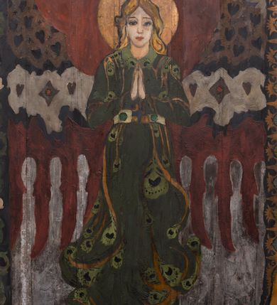 Zdjęcie nr 23: Kościół drewniany, orientowany, składający się z babińca, nawy głównej z przylegającą do niej od północy kaplicą boczną i kruchtą od południa oraz prezbiterium z zakrystią od północy. Prezbiterium i nawa w konstrukcji zrębowej, wieża, soboty i kruchta w słupowej. Kościół jednonawowy, nawa prawie kwadratowa, prezbiterium prostokątne, zamknięte prosto, oddzielone ścianą tęczową. Otwór tęczowy zamknięty łukiem dwuramiennym z biegnącą w poprzek grubą belką. Ściany gładkie, pokryte dekoracją malarską imitującą poziomo ułożone belki z uszczelniającymi je kiczkami, scenami figuralnymi, zacheuszkami i pasami ornamentalnymi. W nawie od zachodu chór muzyczny wsparty na dwóch, profilowanych słupach, z parapetem wybrzuszonym pośrodku; z dekoracją malarską o motywach geometryczno-roślinnych. Nawa i prezbiterium naryte pozornym sklepieniem z pułapami lekko zaokrąglonymi po bokach. Na całości przekrycia dekoracja malarska. W prezbiterium są to postacie aniołów wśród stylizowanych kwiatów na stropie adorujących monogram maryjny, nawę dekorują motywy roślinne. Anioły zdobią również sklepienie kaplicy. Strop babińca oraz fragmenty prezbiterium pokrywa oryginalna dekoracja patronowa złożona z motywów geometrycznych oraz figuralnych. W nawie głównej trzy okna, w prezbiterium i babińcu po dwa – od południa, kolejne do zakrystii; zamknięte łukiem dwuspadowym. Główne wejście od zachodu, drugie przez kruchtę od południa, trzecie do zakrystii. Portal południowy ostrołukowy, dekorowany ornamentem sznurowym, portal do zakrystii zamknięty łukiem w ośli grzbiet. Od zachodu kwadratowa wieża o pochyłych ścianach, z nadwieszoną izbicą, zwieńczona czteropołaciowym, ostrosłupowym hełmem gontowym. Izbica wieży oszalowana dookoła deskami zakończonymi u dołu ozdobnie wyrzynaną koronką. Od południa i wschodu soboty, czyli rodzaj podcieni,  w pozostałych miejscach gontowy kołnierz. Ściany świątyni oraz kaplicy są od zewnątrz szalowane deskami, wieża oraz przedsionek obite są gontem. Dachy i zadaszenia sobot pokryte gontem, kopuła kaplicy oraz wieżyczka na sygnaturkę pokryta blachą. 