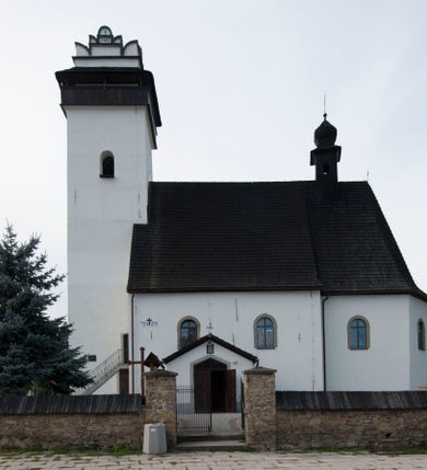 Zdjęcie nr 12: Kościół św. Marcina w Krempachach usytuowany jest w centrum wsi na północ od drogi prowadzącej z Frydmanu do Łopusznej. Teren przykościelny jest otoczony wysokim kamiennym, murem nakrytym drewnianym daszkiem, jednospadowym, nachylonym na zewnątrz. W części południowej muru zlokalizowana jest brama, flankowana dwoma filarami, zwieńczonymi czterospadowym płaskim daszkiem. Analogiczne wejście znajduje się od strony zachodniej. 

Kościół jest orientowany, murowany, otynkowany, jednonawowy z czworoboczną wieżą w fasadzie z węższym prezbiterium zamkniętym trójbocznie. Wewnątrz sklepienia kolebkowe z lunetami, w prezbiterium z żebrami dekoracyjnymi. Prezbiterium oddzielone od nawy ścianą arkady tęczowej o półkolistym łuku. Do prezbiterium przylega od północny zakrystia na planie prostokąta. Z kolei przy południowej ścianie nawy znajduje się kruchta z wejściem do świątyni. Na zachodniej ścianie nawy chór muzyczny wsparty na dwóch kolumnach z dostępem drewnianymi schodami od strony południowej nawy. W południowym murze nawy portal kamienny z roślinną dekoracją na nadprożu.

Wnętrze artykułowe zdwojonymi pilastrami podtrzymującymi gurty sklepienne. Otwory okienne umieszczone w południowych i północnych ścianach nawy oraz prezbiterium – prostokątne, zamknięte półkoliście, wypełnione witrażami. Do kościoła prowadzi główne wejście od strony zachodniej oraz jedno przez kruchtę od południa i jedno od strony zachodniej przez zakrystię.

Zewnętrzne elewacje bez dekoracji, skromne, otynkowane. Prezbiterium węższe od nawy, nakryte jednym, gontowym, dwuspadowym dachem z nawą z wieżą na sygnaturkę nad prezbiterium. Do zachodniej fasady kościoła dostawiona jest wysoka założona na planie kwadratu wieża-dzwonnica. W dolnej kondygnacji na osi kościoła prostokątne wejście do kruchty, nakryte daszkiem. Wieża zakończona drewnianą hurdycją oraz murowaną attyką z napisem: „1465” o układzie schodkowym. Wejście na wieżę, od zewnątrz, schodami z prawej strony. Okna wieży w ostatniej kondygnacji, niewielkie, w kształcie stojących prostokątów, zamkniętych półkoliście. 
