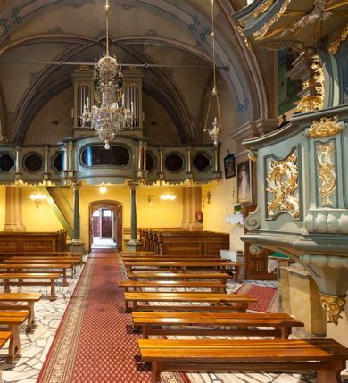 Zdjęcie nr 8: Kościół św. Marcina w Krempachach usytuowany jest w centrum wsi na północ od drogi prowadzącej z Frydmanu do Łopusznej. Teren przykościelny jest otoczony wysokim kamiennym, murem nakrytym drewnianym daszkiem, jednospadowym, nachylonym na zewnątrz. W części południowej muru zlokalizowana jest brama, flankowana dwoma filarami, zwieńczonymi czterospadowym płaskim daszkiem. Analogiczne wejście znajduje się od strony zachodniej. 

Kościół jest orientowany, murowany, otynkowany, jednonawowy z czworoboczną wieżą w fasadzie z węższym prezbiterium zamkniętym trójbocznie. Wewnątrz sklepienia kolebkowe z lunetami, w prezbiterium z żebrami dekoracyjnymi. Prezbiterium oddzielone od nawy ścianą arkady tęczowej o półkolistym łuku. Do prezbiterium przylega od północny zakrystia na planie prostokąta. Z kolei przy południowej ścianie nawy znajduje się kruchta z wejściem do świątyni. Na zachodniej ścianie nawy chór muzyczny wsparty na dwóch kolumnach z dostępem drewnianymi schodami od strony południowej nawy. W południowym murze nawy portal kamienny z roślinną dekoracją na nadprożu.

Wnętrze artykułowe zdwojonymi pilastrami podtrzymującymi gurty sklepienne. Otwory okienne umieszczone w południowych i północnych ścianach nawy oraz prezbiterium – prostokątne, zamknięte półkoliście, wypełnione witrażami. Do kościoła prowadzi główne wejście od strony zachodniej oraz jedno przez kruchtę od południa i jedno od strony zachodniej przez zakrystię.

Zewnętrzne elewacje bez dekoracji, skromne, otynkowane. Prezbiterium węższe od nawy, nakryte jednym, gontowym, dwuspadowym dachem z nawą z wieżą na sygnaturkę nad prezbiterium. Do zachodniej fasady kościoła dostawiona jest wysoka założona na planie kwadratu wieża-dzwonnica. W dolnej kondygnacji na osi kościoła prostokątne wejście do kruchty, nakryte daszkiem. Wieża zakończona drewnianą hurdycją oraz murowaną attyką z napisem: „1465” o układzie schodkowym. Wejście na wieżę, od zewnątrz, schodami z prawej strony. Okna wieży w ostatniej kondygnacji, niewielkie, w kształcie stojących prostokątów, zamkniętych półkoliście. 
