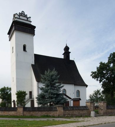 Zdjęcie nr 14: Kościół św. Marcina w Krempachach usytuowany jest w centrum wsi na północ od drogi prowadzącej z Frydmanu do Łopusznej. Teren przykościelny jest otoczony wysokim kamiennym, murem nakrytym drewnianym daszkiem, jednospadowym, nachylonym na zewnątrz. W części południowej muru zlokalizowana jest brama, flankowana dwoma filarami, zwieńczonymi czterospadowym płaskim daszkiem. Analogiczne wejście znajduje się od strony zachodniej. 

Kościół jest orientowany, murowany, otynkowany, jednonawowy z czworoboczną wieżą w fasadzie z węższym prezbiterium zamkniętym trójbocznie. Wewnątrz sklepienia kolebkowe z lunetami, w prezbiterium z żebrami dekoracyjnymi. Prezbiterium oddzielone od nawy ścianą arkady tęczowej o półkolistym łuku. Do prezbiterium przylega od północny zakrystia na planie prostokąta. Z kolei przy południowej ścianie nawy znajduje się kruchta z wejściem do świątyni. Na zachodniej ścianie nawy chór muzyczny wsparty na dwóch kolumnach z dostępem drewnianymi schodami od strony południowej nawy. W południowym murze nawy portal kamienny z roślinną dekoracją na nadprożu.

Wnętrze artykułowe zdwojonymi pilastrami podtrzymującymi gurty sklepienne. Otwory okienne umieszczone w południowych i północnych ścianach nawy oraz prezbiterium – prostokątne, zamknięte półkoliście, wypełnione witrażami. Do kościoła prowadzi główne wejście od strony zachodniej oraz jedno przez kruchtę od południa i jedno od strony zachodniej przez zakrystię.

Zewnętrzne elewacje bez dekoracji, skromne, otynkowane. Prezbiterium węższe od nawy, nakryte jednym, gontowym, dwuspadowym dachem z nawą z wieżą na sygnaturkę nad prezbiterium. Do zachodniej fasady kościoła dostawiona jest wysoka założona na planie kwadratu wieża-dzwonnica. W dolnej kondygnacji na osi kościoła prostokątne wejście do kruchty, nakryte daszkiem. Wieża zakończona drewnianą hurdycją oraz murowaną attyką z napisem: „1465” o układzie schodkowym. Wejście na wieżę, od zewnątrz, schodami z prawej strony. Okna wieży w ostatniej kondygnacji, niewielkie, w kształcie stojących prostokątów, zamkniętych półkoliście. 
