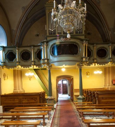 Zdjęcie nr 9: Kościół św. Marcina w Krempachach usytuowany jest w centrum wsi na północ od drogi prowadzącej z Frydmanu do Łopusznej. Teren przykościelny jest otoczony wysokim kamiennym, murem nakrytym drewnianym daszkiem, jednospadowym, nachylonym na zewnątrz. W części południowej muru zlokalizowana jest brama, flankowana dwoma filarami, zwieńczonymi czterospadowym płaskim daszkiem. Analogiczne wejście znajduje się od strony zachodniej. 

Kościół jest orientowany, murowany, otynkowany, jednonawowy z czworoboczną wieżą w fasadzie z węższym prezbiterium zamkniętym trójbocznie. Wewnątrz sklepienia kolebkowe z lunetami, w prezbiterium z żebrami dekoracyjnymi. Prezbiterium oddzielone od nawy ścianą arkady tęczowej o półkolistym łuku. Do prezbiterium przylega od północny zakrystia na planie prostokąta. Z kolei przy południowej ścianie nawy znajduje się kruchta z wejściem do świątyni. Na zachodniej ścianie nawy chór muzyczny wsparty na dwóch kolumnach z dostępem drewnianymi schodami od strony południowej nawy. W południowym murze nawy portal kamienny z roślinną dekoracją na nadprożu.

Wnętrze artykułowe zdwojonymi pilastrami podtrzymującymi gurty sklepienne. Otwory okienne umieszczone w południowych i północnych ścianach nawy oraz prezbiterium – prostokątne, zamknięte półkoliście, wypełnione witrażami. Do kościoła prowadzi główne wejście od strony zachodniej oraz jedno przez kruchtę od południa i jedno od strony zachodniej przez zakrystię.

Zewnętrzne elewacje bez dekoracji, skromne, otynkowane. Prezbiterium węższe od nawy, nakryte jednym, gontowym, dwuspadowym dachem z nawą z wieżą na sygnaturkę nad prezbiterium. Do zachodniej fasady kościoła dostawiona jest wysoka założona na planie kwadratu wieża-dzwonnica. W dolnej kondygnacji na osi kościoła prostokątne wejście do kruchty, nakryte daszkiem. Wieża zakończona drewnianą hurdycją oraz murowaną attyką z napisem: „1465” o układzie schodkowym. Wejście na wieżę, od zewnątrz, schodami z prawej strony. Okna wieży w ostatniej kondygnacji, niewielkie, w kształcie stojących prostokątów, zamkniętych półkoliście. 
