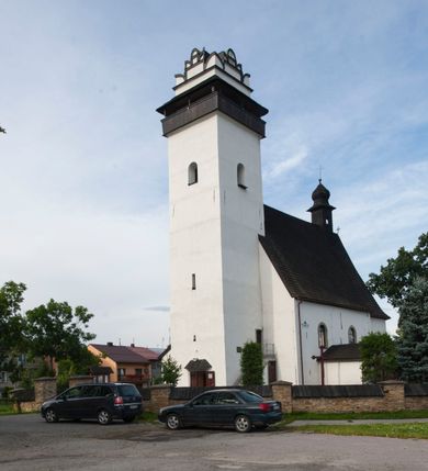 Zdjęcie nr 16: Kościół św. Marcina w Krempachach usytuowany jest w centrum wsi na północ od drogi prowadzącej z Frydmanu do Łopusznej. Teren przykościelny jest otoczony wysokim kamiennym, murem nakrytym drewnianym daszkiem, jednospadowym, nachylonym na zewnątrz. W części południowej muru zlokalizowana jest brama, flankowana dwoma filarami, zwieńczonymi czterospadowym płaskim daszkiem. Analogiczne wejście znajduje się od strony zachodniej. 

Kościół jest orientowany, murowany, otynkowany, jednonawowy z czworoboczną wieżą w fasadzie z węższym prezbiterium zamkniętym trójbocznie. Wewnątrz sklepienia kolebkowe z lunetami, w prezbiterium z żebrami dekoracyjnymi. Prezbiterium oddzielone od nawy ścianą arkady tęczowej o półkolistym łuku. Do prezbiterium przylega od północny zakrystia na planie prostokąta. Z kolei przy południowej ścianie nawy znajduje się kruchta z wejściem do świątyni. Na zachodniej ścianie nawy chór muzyczny wsparty na dwóch kolumnach z dostępem drewnianymi schodami od strony południowej nawy. W południowym murze nawy portal kamienny z roślinną dekoracją na nadprożu.

Wnętrze artykułowe zdwojonymi pilastrami podtrzymującymi gurty sklepienne. Otwory okienne umieszczone w południowych i północnych ścianach nawy oraz prezbiterium – prostokątne, zamknięte półkoliście, wypełnione witrażami. Do kościoła prowadzi główne wejście od strony zachodniej oraz jedno przez kruchtę od południa i jedno od strony zachodniej przez zakrystię.

Zewnętrzne elewacje bez dekoracji, skromne, otynkowane. Prezbiterium węższe od nawy, nakryte jednym, gontowym, dwuspadowym dachem z nawą z wieżą na sygnaturkę nad prezbiterium. Do zachodniej fasady kościoła dostawiona jest wysoka założona na planie kwadratu wieża-dzwonnica. W dolnej kondygnacji na osi kościoła prostokątne wejście do kruchty, nakryte daszkiem. Wieża zakończona drewnianą hurdycją oraz murowaną attyką z napisem: „1465” o układzie schodkowym. Wejście na wieżę, od zewnątrz, schodami z prawej strony. Okna wieży w ostatniej kondygnacji, niewielkie, w kształcie stojących prostokątów, zamkniętych półkoliście. 
