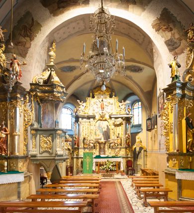 Zdjęcie nr 4: Kościół św. Marcina w Krempachach usytuowany jest w centrum wsi na północ od drogi prowadzącej z Frydmanu do Łopusznej. Teren przykościelny jest otoczony wysokim kamiennym, murem nakrytym drewnianym daszkiem, jednospadowym, nachylonym na zewnątrz. W części południowej muru zlokalizowana jest brama, flankowana dwoma filarami, zwieńczonymi czterospadowym płaskim daszkiem. Analogiczne wejście znajduje się od strony zachodniej. 

Kościół jest orientowany, murowany, otynkowany, jednonawowy z czworoboczną wieżą w fasadzie z węższym prezbiterium zamkniętym trójbocznie. Wewnątrz sklepienia kolebkowe z lunetami, w prezbiterium z żebrami dekoracyjnymi. Prezbiterium oddzielone od nawy ścianą arkady tęczowej o półkolistym łuku. Do prezbiterium przylega od północny zakrystia na planie prostokąta. Z kolei przy południowej ścianie nawy znajduje się kruchta z wejściem do świątyni. Na zachodniej ścianie nawy chór muzyczny wsparty na dwóch kolumnach z dostępem drewnianymi schodami od strony południowej nawy. W południowym murze nawy portal kamienny z roślinną dekoracją na nadprożu.

Wnętrze artykułowe zdwojonymi pilastrami podtrzymującymi gurty sklepienne. Otwory okienne umieszczone w południowych i północnych ścianach nawy oraz prezbiterium – prostokątne, zamknięte półkoliście, wypełnione witrażami. Do kościoła prowadzi główne wejście od strony zachodniej oraz jedno przez kruchtę od południa i jedno od strony zachodniej przez zakrystię.

Zewnętrzne elewacje bez dekoracji, skromne, otynkowane. Prezbiterium węższe od nawy, nakryte jednym, gontowym, dwuspadowym dachem z nawą z wieżą na sygnaturkę nad prezbiterium. Do zachodniej fasady kościoła dostawiona jest wysoka założona na planie kwadratu wieża-dzwonnica. W dolnej kondygnacji na osi kościoła prostokątne wejście do kruchty, nakryte daszkiem. Wieża zakończona drewnianą hurdycją oraz murowaną attyką z napisem: „1465” o układzie schodkowym. Wejście na wieżę, od zewnątrz, schodami z prawej strony. Okna wieży w ostatniej kondygnacji, niewielkie, w kształcie stojących prostokątów, zamkniętych półkoliście. 
