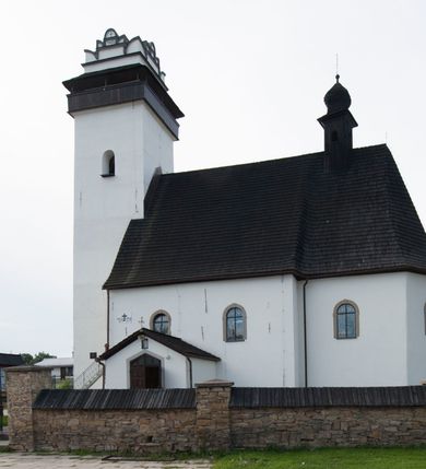 Zdjęcie nr 13: Kościół św. Marcina w Krempachach usytuowany jest w centrum wsi na północ od drogi prowadzącej z Frydmanu do Łopusznej. Teren przykościelny jest otoczony wysokim kamiennym, murem nakrytym drewnianym daszkiem, jednospadowym, nachylonym na zewnątrz. W części południowej muru zlokalizowana jest brama, flankowana dwoma filarami, zwieńczonymi czterospadowym płaskim daszkiem. Analogiczne wejście znajduje się od strony zachodniej. 

Kościół jest orientowany, murowany, otynkowany, jednonawowy z czworoboczną wieżą w fasadzie z węższym prezbiterium zamkniętym trójbocznie. Wewnątrz sklepienia kolebkowe z lunetami, w prezbiterium z żebrami dekoracyjnymi. Prezbiterium oddzielone od nawy ścianą arkady tęczowej o półkolistym łuku. Do prezbiterium przylega od północny zakrystia na planie prostokąta. Z kolei przy południowej ścianie nawy znajduje się kruchta z wejściem do świątyni. Na zachodniej ścianie nawy chór muzyczny wsparty na dwóch kolumnach z dostępem drewnianymi schodami od strony południowej nawy. W południowym murze nawy portal kamienny z roślinną dekoracją na nadprożu.

Wnętrze artykułowe zdwojonymi pilastrami podtrzymującymi gurty sklepienne. Otwory okienne umieszczone w południowych i północnych ścianach nawy oraz prezbiterium – prostokątne, zamknięte półkoliście, wypełnione witrażami. Do kościoła prowadzi główne wejście od strony zachodniej oraz jedno przez kruchtę od południa i jedno od strony zachodniej przez zakrystię.

Zewnętrzne elewacje bez dekoracji, skromne, otynkowane. Prezbiterium węższe od nawy, nakryte jednym, gontowym, dwuspadowym dachem z nawą z wieżą na sygnaturkę nad prezbiterium. Do zachodniej fasady kościoła dostawiona jest wysoka założona na planie kwadratu wieża-dzwonnica. W dolnej kondygnacji na osi kościoła prostokątne wejście do kruchty, nakryte daszkiem. Wieża zakończona drewnianą hurdycją oraz murowaną attyką z napisem: „1465” o układzie schodkowym. Wejście na wieżę, od zewnątrz, schodami z prawej strony. Okna wieży w ostatniej kondygnacji, niewielkie, w kształcie stojących prostokątów, zamkniętych półkoliście. 
