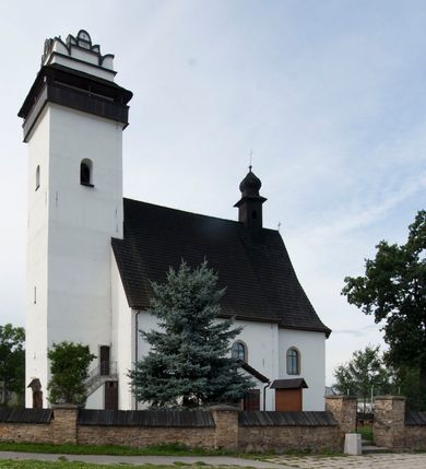 Zdjęcie nr 15: Kościół św. Marcina w Krempachach usytuowany jest w centrum wsi na północ od drogi prowadzącej z Frydmanu do Łopusznej. Teren przykościelny jest otoczony wysokim kamiennym, murem nakrytym drewnianym daszkiem, jednospadowym, nachylonym na zewnątrz. W części południowej muru zlokalizowana jest brama, flankowana dwoma filarami, zwieńczonymi czterospadowym płaskim daszkiem. Analogiczne wejście znajduje się od strony zachodniej. 

Kościół jest orientowany, murowany, otynkowany, jednonawowy z czworoboczną wieżą w fasadzie z węższym prezbiterium zamkniętym trójbocznie. Wewnątrz sklepienia kolebkowe z lunetami, w prezbiterium z żebrami dekoracyjnymi. Prezbiterium oddzielone od nawy ścianą arkady tęczowej o półkolistym łuku. Do prezbiterium przylega od północny zakrystia na planie prostokąta. Z kolei przy południowej ścianie nawy znajduje się kruchta z wejściem do świątyni. Na zachodniej ścianie nawy chór muzyczny wsparty na dwóch kolumnach z dostępem drewnianymi schodami od strony południowej nawy. W południowym murze nawy portal kamienny z roślinną dekoracją na nadprożu.

Wnętrze artykułowe zdwojonymi pilastrami podtrzymującymi gurty sklepienne. Otwory okienne umieszczone w południowych i północnych ścianach nawy oraz prezbiterium – prostokątne, zamknięte półkoliście, wypełnione witrażami. Do kościoła prowadzi główne wejście od strony zachodniej oraz jedno przez kruchtę od południa i jedno od strony zachodniej przez zakrystię.

Zewnętrzne elewacje bez dekoracji, skromne, otynkowane. Prezbiterium węższe od nawy, nakryte jednym, gontowym, dwuspadowym dachem z nawą z wieżą na sygnaturkę nad prezbiterium. Do zachodniej fasady kościoła dostawiona jest wysoka założona na planie kwadratu wieża-dzwonnica. W dolnej kondygnacji na osi kościoła prostokątne wejście do kruchty, nakryte daszkiem. Wieża zakończona drewnianą hurdycją oraz murowaną attyką z napisem: „1465” o układzie schodkowym. Wejście na wieżę, od zewnątrz, schodami z prawej strony. Okna wieży w ostatniej kondygnacji, niewielkie, w kształcie stojących prostokątów, zamkniętych półkoliście. 
