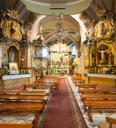 Zdjęcie nr 3: Kościół św. Marcina w Krempachach usytuowany jest w centrum wsi na północ od drogi prowadzącej z Frydmanu do Łopusznej. Teren przykościelny jest otoczony wysokim kamiennym, murem nakrytym drewnianym daszkiem, jednospadowym, nachylonym na zewnątrz. W części południowej muru zlokalizowana jest brama, flankowana dwoma filarami, zwieńczonymi czterospadowym płaskim daszkiem. Analogiczne wejście znajduje się od strony zachodniej. 

Kościół jest orientowany, murowany, otynkowany, jednonawowy z czworoboczną wieżą w fasadzie z węższym prezbiterium zamkniętym trójbocznie. Wewnątrz sklepienia kolebkowe z lunetami, w prezbiterium z żebrami dekoracyjnymi. Prezbiterium oddzielone od nawy ścianą arkady tęczowej o półkolistym łuku. Do prezbiterium przylega od północny zakrystia na planie prostokąta. Z kolei przy południowej ścianie nawy znajduje się kruchta z wejściem do świątyni. Na zachodniej ścianie nawy chór muzyczny wsparty na dwóch kolumnach z dostępem drewnianymi schodami od strony południowej nawy. W południowym murze nawy portal kamienny z roślinną dekoracją na nadprożu.

Wnętrze artykułowe zdwojonymi pilastrami podtrzymującymi gurty sklepienne. Otwory okienne umieszczone w południowych i północnych ścianach nawy oraz prezbiterium – prostokątne, zamknięte półkoliście, wypełnione witrażami. Do kościoła prowadzi główne wejście od strony zachodniej oraz jedno przez kruchtę od południa i jedno od strony zachodniej przez zakrystię.

Zewnętrzne elewacje bez dekoracji, skromne, otynkowane. Prezbiterium węższe od nawy, nakryte jednym, gontowym, dwuspadowym dachem z nawą z wieżą na sygnaturkę nad prezbiterium. Do zachodniej fasady kościoła dostawiona jest wysoka założona na planie kwadratu wieża-dzwonnica. W dolnej kondygnacji na osi kościoła prostokątne wejście do kruchty, nakryte daszkiem. Wieża zakończona drewnianą hurdycją oraz murowaną attyką z napisem: „1465” o układzie schodkowym. Wejście na wieżę, od zewnątrz, schodami z prawej strony. Okna wieży w ostatniej kondygnacji, niewielkie, w kształcie stojących prostokątów, zamkniętych półkoliście. 
