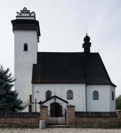 Zdjęcie nr 1: Kościół św. Marcina w Krempachach usytuowany jest w centrum wsi na północ od drogi prowadzącej z Frydmanu do Łopusznej. Teren przykościelny jest otoczony wysokim kamiennym, murem nakrytym drewnianym daszkiem, jednospadowym, nachylonym na zewnątrz. W części południowej muru zlokalizowana jest brama, flankowana dwoma filarami, zwieńczonymi czterospadowym płaskim daszkiem. Analogiczne wejście znajduje się od strony zachodniej. 

Kościół jest orientowany, murowany, otynkowany, jednonawowy z czworoboczną wieżą w fasadzie z węższym prezbiterium zamkniętym trójbocznie. Wewnątrz sklepienia kolebkowe z lunetami, w prezbiterium z żebrami dekoracyjnymi. Prezbiterium oddzielone od nawy ścianą arkady tęczowej o półkolistym łuku. Do prezbiterium przylega od północny zakrystia na planie prostokąta. Z kolei przy południowej ścianie nawy znajduje się kruchta z wejściem do świątyni. Na zachodniej ścianie nawy chór muzyczny wsparty na dwóch kolumnach z dostępem drewnianymi schodami od strony południowej nawy. W południowym murze nawy portal kamienny z roślinną dekoracją na nadprożu.

Wnętrze artykułowe zdwojonymi pilastrami podtrzymującymi gurty sklepienne. Otwory okienne umieszczone w południowych i północnych ścianach nawy oraz prezbiterium – prostokątne, zamknięte półkoliście, wypełnione witrażami. Do kościoła prowadzi główne wejście od strony zachodniej oraz jedno przez kruchtę od południa i jedno od strony zachodniej przez zakrystię.

Zewnętrzne elewacje bez dekoracji, skromne, otynkowane. Prezbiterium węższe od nawy, nakryte jednym, gontowym, dwuspadowym dachem z nawą z wieżą na sygnaturkę nad prezbiterium. Do zachodniej fasady kościoła dostawiona jest wysoka założona na planie kwadratu wieża-dzwonnica. W dolnej kondygnacji na osi kościoła prostokątne wejście do kruchty, nakryte daszkiem. Wieża zakończona drewnianą hurdycją oraz murowaną attyką z napisem: „1465” o układzie schodkowym. Wejście na wieżę, od zewnątrz, schodami z prawej strony. Okna wieży w ostatniej kondygnacji, niewielkie, w kształcie stojących prostokątów, zamkniętych półkoliście. 
