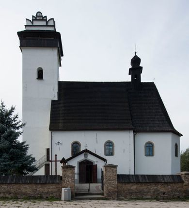 Zdjęcie nr 1: Kościół św. Marcina w Krempachach usytuowany jest w centrum wsi na północ od drogi prowadzącej z Frydmanu do Łopusznej. Teren przykościelny jest otoczony wysokim kamiennym, murem nakrytym drewnianym daszkiem, jednospadowym, nachylonym na zewnątrz. W części południowej muru zlokalizowana jest brama, flankowana dwoma filarami, zwieńczonymi czterospadowym płaskim daszkiem. Analogiczne wejście znajduje się od strony zachodniej. 

Kościół jest orientowany, murowany, otynkowany, jednonawowy z czworoboczną wieżą w fasadzie z węższym prezbiterium zamkniętym trójbocznie. Wewnątrz sklepienia kolebkowe z lunetami, w prezbiterium z żebrami dekoracyjnymi. Prezbiterium oddzielone od nawy ścianą arkady tęczowej o półkolistym łuku. Do prezbiterium przylega od północny zakrystia na planie prostokąta. Z kolei przy południowej ścianie nawy znajduje się kruchta z wejściem do świątyni. Na zachodniej ścianie nawy chór muzyczny wsparty na dwóch kolumnach z dostępem drewnianymi schodami od strony południowej nawy. W południowym murze nawy portal kamienny z roślinną dekoracją na nadprożu.

Wnętrze artykułowe zdwojonymi pilastrami podtrzymującymi gurty sklepienne. Otwory okienne umieszczone w południowych i północnych ścianach nawy oraz prezbiterium – prostokątne, zamknięte półkoliście, wypełnione witrażami. Do kościoła prowadzi główne wejście od strony zachodniej oraz jedno przez kruchtę od południa i jedno od strony zachodniej przez zakrystię.

Zewnętrzne elewacje bez dekoracji, skromne, otynkowane. Prezbiterium węższe od nawy, nakryte jednym, gontowym, dwuspadowym dachem z nawą z wieżą na sygnaturkę nad prezbiterium. Do zachodniej fasady kościoła dostawiona jest wysoka założona na planie kwadratu wieża-dzwonnica. W dolnej kondygnacji na osi kościoła prostokątne wejście do kruchty, nakryte daszkiem. Wieża zakończona drewnianą hurdycją oraz murowaną attyką z napisem: „1465” o układzie schodkowym. Wejście na wieżę, od zewnątrz, schodami z prawej strony. Okna wieży w ostatniej kondygnacji, niewielkie, w kształcie stojących prostokątów, zamkniętych półkoliście. 
