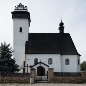 Zdjęcie nr 1: Kościół św. Marcina w Krempachach usytuowany jest w centrum wsi na północ od drogi prowadzącej z Frydmanu do Łopusznej. Teren przykościelny jest otoczony wysokim kamiennym, murem nakrytym drewnianym daszkiem, jednospadowym, nachylonym na zewnątrz. W części południowej muru zlokalizowana jest brama, flankowana dwoma filarami, zwieńczonymi czterospadowym płaskim daszkiem. Analogiczne wejście znajduje się od strony zachodniej. 

Kościół jest orientowany, murowany, otynkowany, jednonawowy z czworoboczną wieżą w fasadzie z węższym prezbiterium zamkniętym trójbocznie. Wewnątrz sklepienia kolebkowe z lunetami, w prezbiterium z żebrami dekoracyjnymi. Prezbiterium oddzielone od nawy ścianą arkady tęczowej o półkolistym łuku. Do prezbiterium przylega od północny zakrystia na planie prostokąta. Z kolei przy południowej ścianie nawy znajduje się kruchta z wejściem do świątyni. Na zachodniej ścianie nawy chór muzyczny wsparty na dwóch kolumnach z dostępem drewnianymi schodami od strony południowej nawy. W południowym murze nawy portal kamienny z roślinną dekoracją na nadprożu.

Wnętrze artykułowe zdwojonymi pilastrami podtrzymującymi gurty sklepienne. Otwory okienne umieszczone w południowych i północnych ścianach nawy oraz prezbiterium – prostokątne, zamknięte półkoliście, wypełnione witrażami. Do kościoła prowadzi główne wejście od strony zachodniej oraz jedno przez kruchtę od południa i jedno od strony zachodniej przez zakrystię.

Zewnętrzne elewacje bez dekoracji, skromne, otynkowane. Prezbiterium węższe od nawy, nakryte jednym, gontowym, dwuspadowym dachem z nawą z wieżą na sygnaturkę nad prezbiterium. Do zachodniej fasady kościoła dostawiona jest wysoka założona na planie kwadratu wieża-dzwonnica. W dolnej kondygnacji na osi kościoła prostokątne wejście do kruchty, nakryte daszkiem. Wieża zakończona drewnianą hurdycją oraz murowaną attyką z napisem: „1465” o układzie schodkowym. Wejście na wieżę, od zewnątrz, schodami z prawej strony. Okna wieży w ostatniej kondygnacji, niewielkie, w kształcie stojących prostokątów, zamkniętych półkoliście. 
