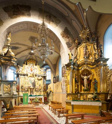 Zdjęcie nr 7: Kościół św. Marcina w Krempachach usytuowany jest w centrum wsi na północ od drogi prowadzącej z Frydmanu do Łopusznej. Teren przykościelny jest otoczony wysokim kamiennym, murem nakrytym drewnianym daszkiem, jednospadowym, nachylonym na zewnątrz. W części południowej muru zlokalizowana jest brama, flankowana dwoma filarami, zwieńczonymi czterospadowym płaskim daszkiem. Analogiczne wejście znajduje się od strony zachodniej. 

Kościół jest orientowany, murowany, otynkowany, jednonawowy z czworoboczną wieżą w fasadzie z węższym prezbiterium zamkniętym trójbocznie. Wewnątrz sklepienia kolebkowe z lunetami, w prezbiterium z żebrami dekoracyjnymi. Prezbiterium oddzielone od nawy ścianą arkady tęczowej o półkolistym łuku. Do prezbiterium przylega od północny zakrystia na planie prostokąta. Z kolei przy południowej ścianie nawy znajduje się kruchta z wejściem do świątyni. Na zachodniej ścianie nawy chór muzyczny wsparty na dwóch kolumnach z dostępem drewnianymi schodami od strony południowej nawy. W południowym murze nawy portal kamienny z roślinną dekoracją na nadprożu.

Wnętrze artykułowe zdwojonymi pilastrami podtrzymującymi gurty sklepienne. Otwory okienne umieszczone w południowych i północnych ścianach nawy oraz prezbiterium – prostokątne, zamknięte półkoliście, wypełnione witrażami. Do kościoła prowadzi główne wejście od strony zachodniej oraz jedno przez kruchtę od południa i jedno od strony zachodniej przez zakrystię.

Zewnętrzne elewacje bez dekoracji, skromne, otynkowane. Prezbiterium węższe od nawy, nakryte jednym, gontowym, dwuspadowym dachem z nawą z wieżą na sygnaturkę nad prezbiterium. Do zachodniej fasady kościoła dostawiona jest wysoka założona na planie kwadratu wieża-dzwonnica. W dolnej kondygnacji na osi kościoła prostokątne wejście do kruchty, nakryte daszkiem. Wieża zakończona drewnianą hurdycją oraz murowaną attyką z napisem: „1465” o układzie schodkowym. Wejście na wieżę, od zewnątrz, schodami z prawej strony. Okna wieży w ostatniej kondygnacji, niewielkie, w kształcie stojących prostokątów, zamkniętych półkoliście. 
