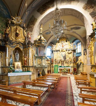 Zdjęcie nr 6: Kościół św. Marcina w Krempachach usytuowany jest w centrum wsi na północ od drogi prowadzącej z Frydmanu do Łopusznej. Teren przykościelny jest otoczony wysokim kamiennym, murem nakrytym drewnianym daszkiem, jednospadowym, nachylonym na zewnątrz. W części południowej muru zlokalizowana jest brama, flankowana dwoma filarami, zwieńczonymi czterospadowym płaskim daszkiem. Analogiczne wejście znajduje się od strony zachodniej. 

Kościół jest orientowany, murowany, otynkowany, jednonawowy z czworoboczną wieżą w fasadzie z węższym prezbiterium zamkniętym trójbocznie. Wewnątrz sklepienia kolebkowe z lunetami, w prezbiterium z żebrami dekoracyjnymi. Prezbiterium oddzielone od nawy ścianą arkady tęczowej o półkolistym łuku. Do prezbiterium przylega od północny zakrystia na planie prostokąta. Z kolei przy południowej ścianie nawy znajduje się kruchta z wejściem do świątyni. Na zachodniej ścianie nawy chór muzyczny wsparty na dwóch kolumnach z dostępem drewnianymi schodami od strony południowej nawy. W południowym murze nawy portal kamienny z roślinną dekoracją na nadprożu.

Wnętrze artykułowe zdwojonymi pilastrami podtrzymującymi gurty sklepienne. Otwory okienne umieszczone w południowych i północnych ścianach nawy oraz prezbiterium – prostokątne, zamknięte półkoliście, wypełnione witrażami. Do kościoła prowadzi główne wejście od strony zachodniej oraz jedno przez kruchtę od południa i jedno od strony zachodniej przez zakrystię.

Zewnętrzne elewacje bez dekoracji, skromne, otynkowane. Prezbiterium węższe od nawy, nakryte jednym, gontowym, dwuspadowym dachem z nawą z wieżą na sygnaturkę nad prezbiterium. Do zachodniej fasady kościoła dostawiona jest wysoka założona na planie kwadratu wieża-dzwonnica. W dolnej kondygnacji na osi kościoła prostokątne wejście do kruchty, nakryte daszkiem. Wieża zakończona drewnianą hurdycją oraz murowaną attyką z napisem: „1465” o układzie schodkowym. Wejście na wieżę, od zewnątrz, schodami z prawej strony. Okna wieży w ostatniej kondygnacji, niewielkie, w kształcie stojących prostokątów, zamkniętych półkoliście. 
