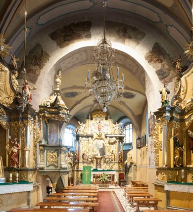 Zdjęcie nr 5: Kościół św. Marcina w Krempachach usytuowany jest w centrum wsi na północ od drogi prowadzącej z Frydmanu do Łopusznej. Teren przykościelny jest otoczony wysokim kamiennym, murem nakrytym drewnianym daszkiem, jednospadowym, nachylonym na zewnątrz. W części południowej muru zlokalizowana jest brama, flankowana dwoma filarami, zwieńczonymi czterospadowym płaskim daszkiem. Analogiczne wejście znajduje się od strony zachodniej. 

Kościół jest orientowany, murowany, otynkowany, jednonawowy z czworoboczną wieżą w fasadzie z węższym prezbiterium zamkniętym trójbocznie. Wewnątrz sklepienia kolebkowe z lunetami, w prezbiterium z żebrami dekoracyjnymi. Prezbiterium oddzielone od nawy ścianą arkady tęczowej o półkolistym łuku. Do prezbiterium przylega od północny zakrystia na planie prostokąta. Z kolei przy południowej ścianie nawy znajduje się kruchta z wejściem do świątyni. Na zachodniej ścianie nawy chór muzyczny wsparty na dwóch kolumnach z dostępem drewnianymi schodami od strony południowej nawy. W południowym murze nawy portal kamienny z roślinną dekoracją na nadprożu.

Wnętrze artykułowe zdwojonymi pilastrami podtrzymującymi gurty sklepienne. Otwory okienne umieszczone w południowych i północnych ścianach nawy oraz prezbiterium – prostokątne, zamknięte półkoliście, wypełnione witrażami. Do kościoła prowadzi główne wejście od strony zachodniej oraz jedno przez kruchtę od południa i jedno od strony zachodniej przez zakrystię.

Zewnętrzne elewacje bez dekoracji, skromne, otynkowane. Prezbiterium węższe od nawy, nakryte jednym, gontowym, dwuspadowym dachem z nawą z wieżą na sygnaturkę nad prezbiterium. Do zachodniej fasady kościoła dostawiona jest wysoka założona na planie kwadratu wieża-dzwonnica. W dolnej kondygnacji na osi kościoła prostokątne wejście do kruchty, nakryte daszkiem. Wieża zakończona drewnianą hurdycją oraz murowaną attyką z napisem: „1465” o układzie schodkowym. Wejście na wieżę, od zewnątrz, schodami z prawej strony. Okna wieży w ostatniej kondygnacji, niewielkie, w kształcie stojących prostokątów, zamkniętych półkoliście. 
