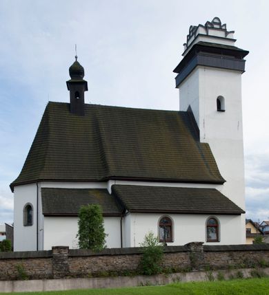 Zdjęcie nr 18: Kościół św. Marcina w Krempachach usytuowany jest w centrum wsi na północ od drogi prowadzącej z Frydmanu do Łopusznej. Teren przykościelny jest otoczony wysokim kamiennym, murem nakrytym drewnianym daszkiem, jednospadowym, nachylonym na zewnątrz. W części południowej muru zlokalizowana jest brama, flankowana dwoma filarami, zwieńczonymi czterospadowym płaskim daszkiem. Analogiczne wejście znajduje się od strony zachodniej. 

Kościół jest orientowany, murowany, otynkowany, jednonawowy z czworoboczną wieżą w fasadzie z węższym prezbiterium zamkniętym trójbocznie. Wewnątrz sklepienia kolebkowe z lunetami, w prezbiterium z żebrami dekoracyjnymi. Prezbiterium oddzielone od nawy ścianą arkady tęczowej o półkolistym łuku. Do prezbiterium przylega od północny zakrystia na planie prostokąta. Z kolei przy południowej ścianie nawy znajduje się kruchta z wejściem do świątyni. Na zachodniej ścianie nawy chór muzyczny wsparty na dwóch kolumnach z dostępem drewnianymi schodami od strony południowej nawy. W południowym murze nawy portal kamienny z roślinną dekoracją na nadprożu.

Wnętrze artykułowe zdwojonymi pilastrami podtrzymującymi gurty sklepienne. Otwory okienne umieszczone w południowych i północnych ścianach nawy oraz prezbiterium – prostokątne, zamknięte półkoliście, wypełnione witrażami. Do kościoła prowadzi główne wejście od strony zachodniej oraz jedno przez kruchtę od południa i jedno od strony zachodniej przez zakrystię.

Zewnętrzne elewacje bez dekoracji, skromne, otynkowane. Prezbiterium węższe od nawy, nakryte jednym, gontowym, dwuspadowym dachem z nawą z wieżą na sygnaturkę nad prezbiterium. Do zachodniej fasady kościoła dostawiona jest wysoka założona na planie kwadratu wieża-dzwonnica. W dolnej kondygnacji na osi kościoła prostokątne wejście do kruchty, nakryte daszkiem. Wieża zakończona drewnianą hurdycją oraz murowaną attyką z napisem: „1465” o układzie schodkowym. Wejście na wieżę, od zewnątrz, schodami z prawej strony. Okna wieży w ostatniej kondygnacji, niewielkie, w kształcie stojących prostokątów, zamkniętych półkoliście. 
