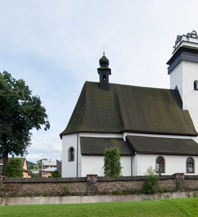 Zdjęcie nr 17: Kościół św. Marcina w Krempachach usytuowany jest w centrum wsi na północ od drogi prowadzącej z Frydmanu do Łopusznej. Teren przykościelny jest otoczony wysokim kamiennym, murem nakrytym drewnianym daszkiem, jednospadowym, nachylonym na zewnątrz. W części południowej muru zlokalizowana jest brama, flankowana dwoma filarami, zwieńczonymi czterospadowym płaskim daszkiem. Analogiczne wejście znajduje się od strony zachodniej. 

Kościół jest orientowany, murowany, otynkowany, jednonawowy z czworoboczną wieżą w fasadzie z węższym prezbiterium zamkniętym trójbocznie. Wewnątrz sklepienia kolebkowe z lunetami, w prezbiterium z żebrami dekoracyjnymi. Prezbiterium oddzielone od nawy ścianą arkady tęczowej o półkolistym łuku. Do prezbiterium przylega od północny zakrystia na planie prostokąta. Z kolei przy południowej ścianie nawy znajduje się kruchta z wejściem do świątyni. Na zachodniej ścianie nawy chór muzyczny wsparty na dwóch kolumnach z dostępem drewnianymi schodami od strony południowej nawy. W południowym murze nawy portal kamienny z roślinną dekoracją na nadprożu.

Wnętrze artykułowe zdwojonymi pilastrami podtrzymującymi gurty sklepienne. Otwory okienne umieszczone w południowych i północnych ścianach nawy oraz prezbiterium – prostokątne, zamknięte półkoliście, wypełnione witrażami. Do kościoła prowadzi główne wejście od strony zachodniej oraz jedno przez kruchtę od południa i jedno od strony zachodniej przez zakrystię.

Zewnętrzne elewacje bez dekoracji, skromne, otynkowane. Prezbiterium węższe od nawy, nakryte jednym, gontowym, dwuspadowym dachem z nawą z wieżą na sygnaturkę nad prezbiterium. Do zachodniej fasady kościoła dostawiona jest wysoka założona na planie kwadratu wieża-dzwonnica. W dolnej kondygnacji na osi kościoła prostokątne wejście do kruchty, nakryte daszkiem. Wieża zakończona drewnianą hurdycją oraz murowaną attyką z napisem: „1465” o układzie schodkowym. Wejście na wieżę, od zewnątrz, schodami z prawej strony. Okna wieży w ostatniej kondygnacji, niewielkie, w kształcie stojących prostokątów, zamkniętych półkoliście. 
