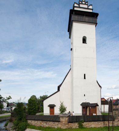 Zdjęcie nr 11: Kościół św. Marcina w Krempachach usytuowany jest w centrum wsi na północ od drogi prowadzącej z Frydmanu do Łopusznej. Teren przykościelny jest otoczony wysokim kamiennym, murem nakrytym drewnianym daszkiem, jednospadowym, nachylonym na zewnątrz. W części południowej muru zlokalizowana jest brama, flankowana dwoma filarami, zwieńczonymi czterospadowym płaskim daszkiem. Analogiczne wejście znajduje się od strony zachodniej. 

Kościół jest orientowany, murowany, otynkowany, jednonawowy z czworoboczną wieżą w fasadzie z węższym prezbiterium zamkniętym trójbocznie. Wewnątrz sklepienia kolebkowe z lunetami, w prezbiterium z żebrami dekoracyjnymi. Prezbiterium oddzielone od nawy ścianą arkady tęczowej o półkolistym łuku. Do prezbiterium przylega od północny zakrystia na planie prostokąta. Z kolei przy południowej ścianie nawy znajduje się kruchta z wejściem do świątyni. Na zachodniej ścianie nawy chór muzyczny wsparty na dwóch kolumnach z dostępem drewnianymi schodami od strony południowej nawy. W południowym murze nawy portal kamienny z roślinną dekoracją na nadprożu.

Wnętrze artykułowe zdwojonymi pilastrami podtrzymującymi gurty sklepienne. Otwory okienne umieszczone w południowych i północnych ścianach nawy oraz prezbiterium – prostokątne, zamknięte półkoliście, wypełnione witrażami. Do kościoła prowadzi główne wejście od strony zachodniej oraz jedno przez kruchtę od południa i jedno od strony zachodniej przez zakrystię.

Zewnętrzne elewacje bez dekoracji, skromne, otynkowane. Prezbiterium węższe od nawy, nakryte jednym, gontowym, dwuspadowym dachem z nawą z wieżą na sygnaturkę nad prezbiterium. Do zachodniej fasady kościoła dostawiona jest wysoka założona na planie kwadratu wieża-dzwonnica. W dolnej kondygnacji na osi kościoła prostokątne wejście do kruchty, nakryte daszkiem. Wieża zakończona drewnianą hurdycją oraz murowaną attyką z napisem: „1465” o układzie schodkowym. Wejście na wieżę, od zewnątrz, schodami z prawej strony. Okna wieży w ostatniej kondygnacji, niewielkie, w kształcie stojących prostokątów, zamkniętych półkoliście. 
