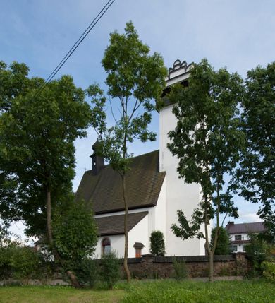 Zdjęcie nr 2: Kościół św. Marcina w Krempachach usytuowany jest w centrum wsi na północ od drogi prowadzącej z Frydmanu do Łopusznej. Teren przykościelny jest otoczony wysokim kamiennym, murem nakrytym drewnianym daszkiem, jednospadowym, nachylonym na zewnątrz. W części południowej muru zlokalizowana jest brama, flankowana dwoma filarami, zwieńczonymi czterospadowym płaskim daszkiem. Analogiczne wejście znajduje się od strony zachodniej. 

Kościół jest orientowany, murowany, otynkowany, jednonawowy z czworoboczną wieżą w fasadzie z węższym prezbiterium zamkniętym trójbocznie. Wewnątrz sklepienia kolebkowe z lunetami, w prezbiterium z żebrami dekoracyjnymi. Prezbiterium oddzielone od nawy ścianą arkady tęczowej o półkolistym łuku. Do prezbiterium przylega od północny zakrystia na planie prostokąta. Z kolei przy południowej ścianie nawy znajduje się kruchta z wejściem do świątyni. Na zachodniej ścianie nawy chór muzyczny wsparty na dwóch kolumnach z dostępem drewnianymi schodami od strony południowej nawy. W południowym murze nawy portal kamienny z roślinną dekoracją na nadprożu.

Wnętrze artykułowe zdwojonymi pilastrami podtrzymującymi gurty sklepienne. Otwory okienne umieszczone w południowych i północnych ścianach nawy oraz prezbiterium – prostokątne, zamknięte półkoliście, wypełnione witrażami. Do kościoła prowadzi główne wejście od strony zachodniej oraz jedno przez kruchtę od południa i jedno od strony zachodniej przez zakrystię.

Zewnętrzne elewacje bez dekoracji, skromne, otynkowane. Prezbiterium węższe od nawy, nakryte jednym, gontowym, dwuspadowym dachem z nawą z wieżą na sygnaturkę nad prezbiterium. Do zachodniej fasady kościoła dostawiona jest wysoka założona na planie kwadratu wieża-dzwonnica. W dolnej kondygnacji na osi kościoła prostokątne wejście do kruchty, nakryte daszkiem. Wieża zakończona drewnianą hurdycją oraz murowaną attyką z napisem: „1465” o układzie schodkowym. Wejście na wieżę, od zewnątrz, schodami z prawej strony. Okna wieży w ostatniej kondygnacji, niewielkie, w kształcie stojących prostokątów, zamkniętych półkoliście. 
