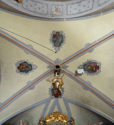 Zdjęcie nr 10: Kościół św. Marcina w Krempachach usytuowany jest w centrum wsi na północ od drogi prowadzącej z Frydmanu do Łopusznej. Teren przykościelny jest otoczony wysokim kamiennym, murem nakrytym drewnianym daszkiem, jednospadowym, nachylonym na zewnątrz. W części południowej muru zlokalizowana jest brama, flankowana dwoma filarami, zwieńczonymi czterospadowym płaskim daszkiem. Analogiczne wejście znajduje się od strony zachodniej. 

Kościół jest orientowany, murowany, otynkowany, jednonawowy z czworoboczną wieżą w fasadzie z węższym prezbiterium zamkniętym trójbocznie. Wewnątrz sklepienia kolebkowe z lunetami, w prezbiterium z żebrami dekoracyjnymi. Prezbiterium oddzielone od nawy ścianą arkady tęczowej o półkolistym łuku. Do prezbiterium przylega od północny zakrystia na planie prostokąta. Z kolei przy południowej ścianie nawy znajduje się kruchta z wejściem do świątyni. Na zachodniej ścianie nawy chór muzyczny wsparty na dwóch kolumnach z dostępem drewnianymi schodami od strony południowej nawy. W południowym murze nawy portal kamienny z roślinną dekoracją na nadprożu.

Wnętrze artykułowe zdwojonymi pilastrami podtrzymującymi gurty sklepienne. Otwory okienne umieszczone w południowych i północnych ścianach nawy oraz prezbiterium – prostokątne, zamknięte półkoliście, wypełnione witrażami. Do kościoła prowadzi główne wejście od strony zachodniej oraz jedno przez kruchtę od południa i jedno od strony zachodniej przez zakrystię.

Zewnętrzne elewacje bez dekoracji, skromne, otynkowane. Prezbiterium węższe od nawy, nakryte jednym, gontowym, dwuspadowym dachem z nawą z wieżą na sygnaturkę nad prezbiterium. Do zachodniej fasady kościoła dostawiona jest wysoka założona na planie kwadratu wieża-dzwonnica. W dolnej kondygnacji na osi kościoła prostokątne wejście do kruchty, nakryte daszkiem. Wieża zakończona drewnianą hurdycją oraz murowaną attyką z napisem: „1465” o układzie schodkowym. Wejście na wieżę, od zewnątrz, schodami z prawej strony. Okna wieży w ostatniej kondygnacji, niewielkie, w kształcie stojących prostokątów, zamkniętych półkoliście. 
