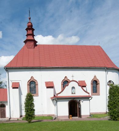 Zdjęcie nr 23: Kościół św. Walentego w Krempachach usytuowany jest na skraju wsi, na północ od drogi prowadzącej z Frydmanu do Łopusznej. Teren przykościelny jest otoczony kamiennym, murem nakrytym drewnianym daszkiem, jednospadowym, nachylonym na zewnątrz. W obrębie placu przykościelnego znajduje się cmentarz.
Kościół jest orientowany, murowany, otynkowany, jednonawowy z prezbiterium zamkniętym półkoliście. Wewnątrz sklepienia kolebkowe z lunetami. Prezbiterium oddzielone od nawy ścianą arkady tęczowej o półkolistym łuku, zdobionym napisem: „ERCETA SUPREMI IN NUMINIS / MAIOREM GLORIAM / DIVI VALENTINI EPI: ET MART. PAT/RONI CADUCORUM HONOREM / AN(N)O 1761 / RENO[VATUM] 1893”. Do prezbiterium przylega od północny zakrystia na planie prostokąta. Z kolei przy południowej ścianie nawy znajduje się kruchta z wejściem do świątyni ozdobiona wklęsło-wypukłym przyczółkiem. Na zachodniej ścianie nawy chór muzyczny wsparty jest na dwóch kolumnach z dostępem drewnianymi schodami od strony południowej nawy. Na balustradzie napis: „ABIICITE OPERA TENEBRARUM / ET INDUAMINI ARMA LUCIS”.
Wnętrze artykułowe zdwojonymi pilastrami podtrzymującymi gurty sklepienne. Otwory okienne umieszczone są w południowych i północnych ścianach nawy oraz prezbiterium – prostokątne, zamknięte półkoliście, wypełnione witrażami. Wejście do zakrystii od strony prezbiterium prowadzi poprzez kamienny portal z iluzjonistycznie malowanymi kanelowanymi kolumnami o korynckich kapitelach, wspierającymi profilowany gzyms, przyczółek trójkątny z wpisanym w polu Okiem Opatrzności.
Zewnętrzne elewacje bez dekoracji, skromne, otynkowane, oszkarpowane w nawie. Prezbiterium i nawa nakryte jednym, czterospadowym dachem z wieżą na sygnaturkę na zachodnim zakończeniu nawy. Do zachodniej fasady kościoła dostawiona jest kruchta na planie prostokąta, nakryta dwuspadowym daszkiem, od przodu ujęta przyczółkiem w kształcie wklęsło-wypukłym z uskokami. Z trzech stron kruchty prostokątne otwory wejściowe zamknięte półkoliście. Do kościoła prowadzi wejście przez kruchtę zachodnią oraz przez kruchtę od południa i jedno od strony północnej przez zakrystię. Zewnętrze obramienia okienne roślinną dekoracją sztukatorską. 