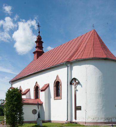 Zdjęcie nr 26: Kościół św. Walentego w Krempachach usytuowany jest na skraju wsi, na północ od drogi prowadzącej z Frydmanu do Łopusznej. Teren przykościelny jest otoczony kamiennym, murem nakrytym drewnianym daszkiem, jednospadowym, nachylonym na zewnątrz. W obrębie placu przykościelnego znajduje się cmentarz.
Kościół jest orientowany, murowany, otynkowany, jednonawowy z prezbiterium zamkniętym półkoliście. Wewnątrz sklepienia kolebkowe z lunetami. Prezbiterium oddzielone od nawy ścianą arkady tęczowej o półkolistym łuku, zdobionym napisem: „ERCETA SUPREMI IN NUMINIS / MAIOREM GLORIAM / DIVI VALENTINI EPI: ET MART. PAT/RONI CADUCORUM HONOREM / AN(N)O 1761 / RENO[VATUM] 1893”. Do prezbiterium przylega od północny zakrystia na planie prostokąta. Z kolei przy południowej ścianie nawy znajduje się kruchta z wejściem do świątyni ozdobiona wklęsło-wypukłym przyczółkiem. Na zachodniej ścianie nawy chór muzyczny wsparty jest na dwóch kolumnach z dostępem drewnianymi schodami od strony południowej nawy. Na balustradzie napis: „ABIICITE OPERA TENEBRARUM / ET INDUAMINI ARMA LUCIS”.
Wnętrze artykułowe zdwojonymi pilastrami podtrzymującymi gurty sklepienne. Otwory okienne umieszczone są w południowych i północnych ścianach nawy oraz prezbiterium – prostokątne, zamknięte półkoliście, wypełnione witrażami. Wejście do zakrystii od strony prezbiterium prowadzi poprzez kamienny portal z iluzjonistycznie malowanymi kanelowanymi kolumnami o korynckich kapitelach, wspierającymi profilowany gzyms, przyczółek trójkątny z wpisanym w polu Okiem Opatrzności.
Zewnętrzne elewacje bez dekoracji, skromne, otynkowane, oszkarpowane w nawie. Prezbiterium i nawa nakryte jednym, czterospadowym dachem z wieżą na sygnaturkę na zachodnim zakończeniu nawy. Do zachodniej fasady kościoła dostawiona jest kruchta na planie prostokąta, nakryta dwuspadowym daszkiem, od przodu ujęta przyczółkiem w kształcie wklęsło-wypukłym z uskokami. Z trzech stron kruchty prostokątne otwory wejściowe zamknięte półkoliście. Do kościoła prowadzi wejście przez kruchtę zachodnią oraz przez kruchtę od południa i jedno od strony północnej przez zakrystię. Zewnętrze obramienia okienne roślinną dekoracją sztukatorską. 