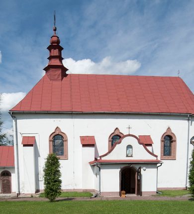 Zdjęcie nr 24: Kościół św. Walentego w Krempachach usytuowany jest na skraju wsi, na północ od drogi prowadzącej z Frydmanu do Łopusznej. Teren przykościelny jest otoczony kamiennym, murem nakrytym drewnianym daszkiem, jednospadowym, nachylonym na zewnątrz. W obrębie placu przykościelnego znajduje się cmentarz.
Kościół jest orientowany, murowany, otynkowany, jednonawowy z prezbiterium zamkniętym półkoliście. Wewnątrz sklepienia kolebkowe z lunetami. Prezbiterium oddzielone od nawy ścianą arkady tęczowej o półkolistym łuku, zdobionym napisem: „ERCETA SUPREMI IN NUMINIS / MAIOREM GLORIAM / DIVI VALENTINI EPI: ET MART. PAT/RONI CADUCORUM HONOREM / AN(N)O 1761 / RENO[VATUM] 1893”. Do prezbiterium przylega od północny zakrystia na planie prostokąta. Z kolei przy południowej ścianie nawy znajduje się kruchta z wejściem do świątyni ozdobiona wklęsło-wypukłym przyczółkiem. Na zachodniej ścianie nawy chór muzyczny wsparty jest na dwóch kolumnach z dostępem drewnianymi schodami od strony południowej nawy. Na balustradzie napis: „ABIICITE OPERA TENEBRARUM / ET INDUAMINI ARMA LUCIS”.
Wnętrze artykułowe zdwojonymi pilastrami podtrzymującymi gurty sklepienne. Otwory okienne umieszczone są w południowych i północnych ścianach nawy oraz prezbiterium – prostokątne, zamknięte półkoliście, wypełnione witrażami. Wejście do zakrystii od strony prezbiterium prowadzi poprzez kamienny portal z iluzjonistycznie malowanymi kanelowanymi kolumnami o korynckich kapitelach, wspierającymi profilowany gzyms, przyczółek trójkątny z wpisanym w polu Okiem Opatrzności.
Zewnętrzne elewacje bez dekoracji, skromne, otynkowane, oszkarpowane w nawie. Prezbiterium i nawa nakryte jednym, czterospadowym dachem z wieżą na sygnaturkę na zachodnim zakończeniu nawy. Do zachodniej fasady kościoła dostawiona jest kruchta na planie prostokąta, nakryta dwuspadowym daszkiem, od przodu ujęta przyczółkiem w kształcie wklęsło-wypukłym z uskokami. Z trzech stron kruchty prostokątne otwory wejściowe zamknięte półkoliście. Do kościoła prowadzi wejście przez kruchtę zachodnią oraz przez kruchtę od południa i jedno od strony północnej przez zakrystię. Zewnętrze obramienia okienne roślinną dekoracją sztukatorską. 