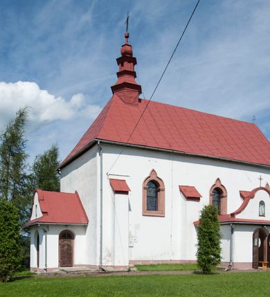 Zdjęcie nr 13: Kościół św. Walentego w Krempachach usytuowany jest na skraju wsi, na północ od drogi prowadzącej z Frydmanu do Łopusznej. Teren przykościelny jest otoczony kamiennym, murem nakrytym drewnianym daszkiem, jednospadowym, nachylonym na zewnątrz. W obrębie placu przykościelnego znajduje się cmentarz.
Kościół jest orientowany, murowany, otynkowany, jednonawowy z prezbiterium zamkniętym półkoliście. Wewnątrz sklepienia kolebkowe z lunetami. Prezbiterium oddzielone od nawy ścianą arkady tęczowej o półkolistym łuku, zdobionym napisem: „ERCETA SUPREMI IN NUMINIS / MAIOREM GLORIAM / DIVI VALENTINI EPI: ET MART. PAT/RONI CADUCORUM HONOREM / AN(N)O 1761 / RENO[VATUM] 1893”. Do prezbiterium przylega od północny zakrystia na planie prostokąta. Z kolei przy południowej ścianie nawy znajduje się kruchta z wejściem do świątyni ozdobiona wklęsło-wypukłym przyczółkiem. Na zachodniej ścianie nawy chór muzyczny wsparty jest na dwóch kolumnach z dostępem drewnianymi schodami od strony południowej nawy. Na balustradzie napis: „ABIICITE OPERA TENEBRARUM / ET INDUAMINI ARMA LUCIS”.
Wnętrze artykułowe zdwojonymi pilastrami podtrzymującymi gurty sklepienne. Otwory okienne umieszczone są w południowych i północnych ścianach nawy oraz prezbiterium – prostokątne, zamknięte półkoliście, wypełnione witrażami. Wejście do zakrystii od strony prezbiterium prowadzi poprzez kamienny portal z iluzjonistycznie malowanymi kanelowanymi kolumnami o korynckich kapitelach, wspierającymi profilowany gzyms, przyczółek trójkątny z wpisanym w polu Okiem Opatrzności.
Zewnętrzne elewacje bez dekoracji, skromne, otynkowane, oszkarpowane w nawie. Prezbiterium i nawa nakryte jednym, czterospadowym dachem z wieżą na sygnaturkę na zachodnim zakończeniu nawy. Do zachodniej fasady kościoła dostawiona jest kruchta na planie prostokąta, nakryta dwuspadowym daszkiem, od przodu ujęta przyczółkiem w kształcie wklęsło-wypukłym z uskokami. Z trzech stron kruchty prostokątne otwory wejściowe zamknięte półkoliście. Do kościoła prowadzi wejście przez kruchtę zachodnią oraz przez kruchtę od południa i jedno od strony północnej przez zakrystię. Zewnętrze obramienia okienne roślinną dekoracją sztukatorską. 