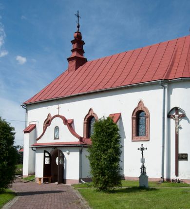 Zdjęcie nr 25: Kościół św. Walentego w Krempachach usytuowany jest na skraju wsi, na północ od drogi prowadzącej z Frydmanu do Łopusznej. Teren przykościelny jest otoczony kamiennym, murem nakrytym drewnianym daszkiem, jednospadowym, nachylonym na zewnątrz. W obrębie placu przykościelnego znajduje się cmentarz.
Kościół jest orientowany, murowany, otynkowany, jednonawowy z prezbiterium zamkniętym półkoliście. Wewnątrz sklepienia kolebkowe z lunetami. Prezbiterium oddzielone od nawy ścianą arkady tęczowej o półkolistym łuku, zdobionym napisem: „ERCETA SUPREMI IN NUMINIS / MAIOREM GLORIAM / DIVI VALENTINI EPI: ET MART. PAT/RONI CADUCORUM HONOREM / AN(N)O 1761 / RENO[VATUM] 1893”. Do prezbiterium przylega od północny zakrystia na planie prostokąta. Z kolei przy południowej ścianie nawy znajduje się kruchta z wejściem do świątyni ozdobiona wklęsło-wypukłym przyczółkiem. Na zachodniej ścianie nawy chór muzyczny wsparty jest na dwóch kolumnach z dostępem drewnianymi schodami od strony południowej nawy. Na balustradzie napis: „ABIICITE OPERA TENEBRARUM / ET INDUAMINI ARMA LUCIS”.
Wnętrze artykułowe zdwojonymi pilastrami podtrzymującymi gurty sklepienne. Otwory okienne umieszczone są w południowych i północnych ścianach nawy oraz prezbiterium – prostokątne, zamknięte półkoliście, wypełnione witrażami. Wejście do zakrystii od strony prezbiterium prowadzi poprzez kamienny portal z iluzjonistycznie malowanymi kanelowanymi kolumnami o korynckich kapitelach, wspierającymi profilowany gzyms, przyczółek trójkątny z wpisanym w polu Okiem Opatrzności.
Zewnętrzne elewacje bez dekoracji, skromne, otynkowane, oszkarpowane w nawie. Prezbiterium i nawa nakryte jednym, czterospadowym dachem z wieżą na sygnaturkę na zachodnim zakończeniu nawy. Do zachodniej fasady kościoła dostawiona jest kruchta na planie prostokąta, nakryta dwuspadowym daszkiem, od przodu ujęta przyczółkiem w kształcie wklęsło-wypukłym z uskokami. Z trzech stron kruchty prostokątne otwory wejściowe zamknięte półkoliście. Do kościoła prowadzi wejście przez kruchtę zachodnią oraz przez kruchtę od południa i jedno od strony północnej przez zakrystię. Zewnętrze obramienia okienne roślinną dekoracją sztukatorską. 