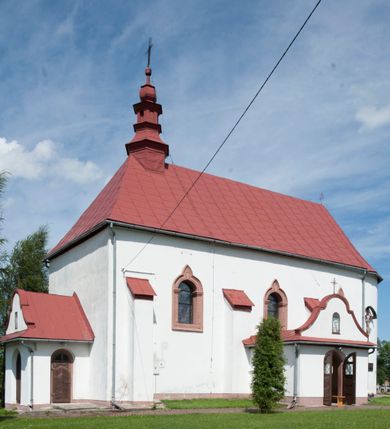 Zdjęcie nr 21: Kościół św. Walentego w Krempachach usytuowany jest na skraju wsi, na północ od drogi prowadzącej z Frydmanu do Łopusznej. Teren przykościelny jest otoczony kamiennym, murem nakrytym drewnianym daszkiem, jednospadowym, nachylonym na zewnątrz. W obrębie placu przykościelnego znajduje się cmentarz.
Kościół jest orientowany, murowany, otynkowany, jednonawowy z prezbiterium zamkniętym półkoliście. Wewnątrz sklepienia kolebkowe z lunetami. Prezbiterium oddzielone od nawy ścianą arkady tęczowej o półkolistym łuku, zdobionym napisem: „ERCETA SUPREMI IN NUMINIS / MAIOREM GLORIAM / DIVI VALENTINI EPI: ET MART. PAT/RONI CADUCORUM HONOREM / AN(N)O 1761 / RENO[VATUM] 1893”. Do prezbiterium przylega od północny zakrystia na planie prostokąta. Z kolei przy południowej ścianie nawy znajduje się kruchta z wejściem do świątyni ozdobiona wklęsło-wypukłym przyczółkiem. Na zachodniej ścianie nawy chór muzyczny wsparty jest na dwóch kolumnach z dostępem drewnianymi schodami od strony południowej nawy. Na balustradzie napis: „ABIICITE OPERA TENEBRARUM / ET INDUAMINI ARMA LUCIS”.
Wnętrze artykułowe zdwojonymi pilastrami podtrzymującymi gurty sklepienne. Otwory okienne umieszczone są w południowych i północnych ścianach nawy oraz prezbiterium – prostokątne, zamknięte półkoliście, wypełnione witrażami. Wejście do zakrystii od strony prezbiterium prowadzi poprzez kamienny portal z iluzjonistycznie malowanymi kanelowanymi kolumnami o korynckich kapitelach, wspierającymi profilowany gzyms, przyczółek trójkątny z wpisanym w polu Okiem Opatrzności.
Zewnętrzne elewacje bez dekoracji, skromne, otynkowane, oszkarpowane w nawie. Prezbiterium i nawa nakryte jednym, czterospadowym dachem z wieżą na sygnaturkę na zachodnim zakończeniu nawy. Do zachodniej fasady kościoła dostawiona jest kruchta na planie prostokąta, nakryta dwuspadowym daszkiem, od przodu ujęta przyczółkiem w kształcie wklęsło-wypukłym z uskokami. Z trzech stron kruchty prostokątne otwory wejściowe zamknięte półkoliście. Do kościoła prowadzi wejście przez kruchtę zachodnią oraz przez kruchtę od południa i jedno od strony północnej przez zakrystię. Zewnętrze obramienia okienne roślinną dekoracją sztukatorską. 