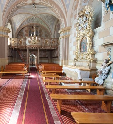 Zdjęcie nr 8: Kościół św. Walentego w Krempachach usytuowany jest na skraju wsi, na północ od drogi prowadzącej z Frydmanu do Łopusznej. Teren przykościelny jest otoczony kamiennym, murem nakrytym drewnianym daszkiem, jednospadowym, nachylonym na zewnątrz. W obrębie placu przykościelnego znajduje się cmentarz.
Kościół jest orientowany, murowany, otynkowany, jednonawowy z prezbiterium zamkniętym półkoliście. Wewnątrz sklepienia kolebkowe z lunetami. Prezbiterium oddzielone od nawy ścianą arkady tęczowej o półkolistym łuku, zdobionym napisem: „ERCETA SUPREMI IN NUMINIS / MAIOREM GLORIAM / DIVI VALENTINI EPI: ET MART. PAT/RONI CADUCORUM HONOREM / AN(N)O 1761 / RENO[VATUM] 1893”. Do prezbiterium przylega od północny zakrystia na planie prostokąta. Z kolei przy południowej ścianie nawy znajduje się kruchta z wejściem do świątyni ozdobiona wklęsło-wypukłym przyczółkiem. Na zachodniej ścianie nawy chór muzyczny wsparty jest na dwóch kolumnach z dostępem drewnianymi schodami od strony południowej nawy. Na balustradzie napis: „ABIICITE OPERA TENEBRARUM / ET INDUAMINI ARMA LUCIS”.
Wnętrze artykułowe zdwojonymi pilastrami podtrzymującymi gurty sklepienne. Otwory okienne umieszczone są w południowych i północnych ścianach nawy oraz prezbiterium – prostokątne, zamknięte półkoliście, wypełnione witrażami. Wejście do zakrystii od strony prezbiterium prowadzi poprzez kamienny portal z iluzjonistycznie malowanymi kanelowanymi kolumnami o korynckich kapitelach, wspierającymi profilowany gzyms, przyczółek trójkątny z wpisanym w polu Okiem Opatrzności.
Zewnętrzne elewacje bez dekoracji, skromne, otynkowane, oszkarpowane w nawie. Prezbiterium i nawa nakryte jednym, czterospadowym dachem z wieżą na sygnaturkę na zachodnim zakończeniu nawy. Do zachodniej fasady kościoła dostawiona jest kruchta na planie prostokąta, nakryta dwuspadowym daszkiem, od przodu ujęta przyczółkiem w kształcie wklęsło-wypukłym z uskokami. Z trzech stron kruchty prostokątne otwory wejściowe zamknięte półkoliście. Do kościoła prowadzi wejście przez kruchtę zachodnią oraz przez kruchtę od południa i jedno od strony północnej przez zakrystię. Zewnętrze obramienia okienne roślinną dekoracją sztukatorską. 