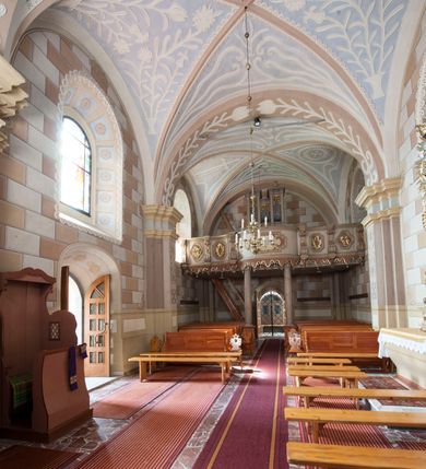 Zdjęcie nr 10: Kościół św. Walentego w Krempachach usytuowany jest na skraju wsi, na północ od drogi prowadzącej z Frydmanu do Łopusznej. Teren przykościelny jest otoczony kamiennym, murem nakrytym drewnianym daszkiem, jednospadowym, nachylonym na zewnątrz. W obrębie placu przykościelnego znajduje się cmentarz.
Kościół jest orientowany, murowany, otynkowany, jednonawowy z prezbiterium zamkniętym półkoliście. Wewnątrz sklepienia kolebkowe z lunetami. Prezbiterium oddzielone od nawy ścianą arkady tęczowej o półkolistym łuku, zdobionym napisem: „ERCETA SUPREMI IN NUMINIS / MAIOREM GLORIAM / DIVI VALENTINI EPI: ET MART. PAT/RONI CADUCORUM HONOREM / AN(N)O 1761 / RENO[VATUM] 1893”. Do prezbiterium przylega od północny zakrystia na planie prostokąta. Z kolei przy południowej ścianie nawy znajduje się kruchta z wejściem do świątyni ozdobiona wklęsło-wypukłym przyczółkiem. Na zachodniej ścianie nawy chór muzyczny wsparty jest na dwóch kolumnach z dostępem drewnianymi schodami od strony południowej nawy. Na balustradzie napis: „ABIICITE OPERA TENEBRARUM / ET INDUAMINI ARMA LUCIS”.
Wnętrze artykułowe zdwojonymi pilastrami podtrzymującymi gurty sklepienne. Otwory okienne umieszczone są w południowych i północnych ścianach nawy oraz prezbiterium – prostokątne, zamknięte półkoliście, wypełnione witrażami. Wejście do zakrystii od strony prezbiterium prowadzi poprzez kamienny portal z iluzjonistycznie malowanymi kanelowanymi kolumnami o korynckich kapitelach, wspierającymi profilowany gzyms, przyczółek trójkątny z wpisanym w polu Okiem Opatrzności.
Zewnętrzne elewacje bez dekoracji, skromne, otynkowane, oszkarpowane w nawie. Prezbiterium i nawa nakryte jednym, czterospadowym dachem z wieżą na sygnaturkę na zachodnim zakończeniu nawy. Do zachodniej fasady kościoła dostawiona jest kruchta na planie prostokąta, nakryta dwuspadowym daszkiem, od przodu ujęta przyczółkiem w kształcie wklęsło-wypukłym z uskokami. Z trzech stron kruchty prostokątne otwory wejściowe zamknięte półkoliście. Do kościoła prowadzi wejście przez kruchtę zachodnią oraz przez kruchtę od południa i jedno od strony północnej przez zakrystię. Zewnętrze obramienia okienne roślinną dekoracją sztukatorską. 