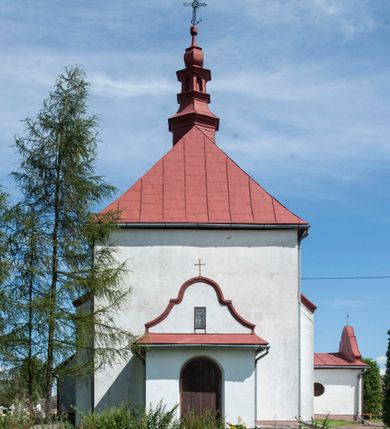 Zdjęcie nr 1: Kościół św. Walentego w Krempachach usytuowany jest na skraju wsi, na północ od drogi prowadzącej z Frydmanu do Łopusznej. Teren przykościelny jest otoczony kamiennym, murem nakrytym drewnianym daszkiem, jednospadowym, nachylonym na zewnątrz. W obrębie placu przykościelnego znajduje się cmentarz.
Kościół jest orientowany, murowany, otynkowany, jednonawowy z prezbiterium zamkniętym półkoliście. Wewnątrz sklepienia kolebkowe z lunetami. Prezbiterium oddzielone od nawy ścianą arkady tęczowej o półkolistym łuku, zdobionym napisem: „ERCETA SUPREMI IN NUMINIS / MAIOREM GLORIAM / DIVI VALENTINI EPI: ET MART. PAT/RONI CADUCORUM HONOREM / AN(N)O 1761 / RENO[VATUM] 1893”. Do prezbiterium przylega od północny zakrystia na planie prostokąta. Z kolei przy południowej ścianie nawy znajduje się kruchta z wejściem do świątyni ozdobiona wklęsło-wypukłym przyczółkiem. Na zachodniej ścianie nawy chór muzyczny wsparty jest na dwóch kolumnach z dostępem drewnianymi schodami od strony południowej nawy. Na balustradzie napis: „ABIICITE OPERA TENEBRARUM / ET INDUAMINI ARMA LUCIS”.
Wnętrze artykułowe zdwojonymi pilastrami podtrzymującymi gurty sklepienne. Otwory okienne umieszczone są w południowych i północnych ścianach nawy oraz prezbiterium – prostokątne, zamknięte półkoliście, wypełnione witrażami. Wejście do zakrystii od strony prezbiterium prowadzi poprzez kamienny portal z iluzjonistycznie malowanymi kanelowanymi kolumnami o korynckich kapitelach, wspierającymi profilowany gzyms, przyczółek trójkątny z wpisanym w polu Okiem Opatrzności.
Zewnętrzne elewacje bez dekoracji, skromne, otynkowane, oszkarpowane w nawie. Prezbiterium i nawa nakryte jednym, czterospadowym dachem z wieżą na sygnaturkę na zachodnim zakończeniu nawy. Do zachodniej fasady kościoła dostawiona jest kruchta na planie prostokąta, nakryta dwuspadowym daszkiem, od przodu ujęta przyczółkiem w kształcie wklęsło-wypukłym z uskokami. Z trzech stron kruchty prostokątne otwory wejściowe zamknięte półkoliście. Do kościoła prowadzi wejście przez kruchtę zachodnią oraz przez kruchtę od południa i jedno od strony północnej przez zakrystię. Zewnętrze obramienia okienne roślinną dekoracją sztukatorską. 