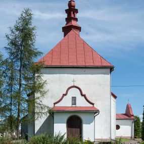 Zdjęcie nr 1: Kościół św. Walentego w Krempachach usytuowany jest na skraju wsi, na północ od drogi prowadzącej z Frydmanu do Łopusznej. Teren przykościelny jest otoczony kamiennym, murem nakrytym drewnianym daszkiem, jednospadowym, nachylonym na zewnątrz. W obrębie placu przykościelnego znajduje się cmentarz.
Kościół jest orientowany, murowany, otynkowany, jednonawowy z prezbiterium zamkniętym półkoliście. Wewnątrz sklepienia kolebkowe z lunetami. Prezbiterium oddzielone od nawy ścianą arkady tęczowej o półkolistym łuku, zdobionym napisem: „ERCETA SUPREMI IN NUMINIS / MAIOREM GLORIAM / DIVI VALENTINI EPI: ET MART. PAT/RONI CADUCORUM HONOREM / AN(N)O 1761 / RENO[VATUM] 1893”. Do prezbiterium przylega od północny zakrystia na planie prostokąta. Z kolei przy południowej ścianie nawy znajduje się kruchta z wejściem do świątyni ozdobiona wklęsło-wypukłym przyczółkiem. Na zachodniej ścianie nawy chór muzyczny wsparty jest na dwóch kolumnach z dostępem drewnianymi schodami od strony południowej nawy. Na balustradzie napis: „ABIICITE OPERA TENEBRARUM / ET INDUAMINI ARMA LUCIS”.
Wnętrze artykułowe zdwojonymi pilastrami podtrzymującymi gurty sklepienne. Otwory okienne umieszczone są w południowych i północnych ścianach nawy oraz prezbiterium – prostokątne, zamknięte półkoliście, wypełnione witrażami. Wejście do zakrystii od strony prezbiterium prowadzi poprzez kamienny portal z iluzjonistycznie malowanymi kanelowanymi kolumnami o korynckich kapitelach, wspierającymi profilowany gzyms, przyczółek trójkątny z wpisanym w polu Okiem Opatrzności.
Zewnętrzne elewacje bez dekoracji, skromne, otynkowane, oszkarpowane w nawie. Prezbiterium i nawa nakryte jednym, czterospadowym dachem z wieżą na sygnaturkę na zachodnim zakończeniu nawy. Do zachodniej fasady kościoła dostawiona jest kruchta na planie prostokąta, nakryta dwuspadowym daszkiem, od przodu ujęta przyczółkiem w kształcie wklęsło-wypukłym z uskokami. Z trzech stron kruchty prostokątne otwory wejściowe zamknięte półkoliście. Do kościoła prowadzi wejście przez kruchtę zachodnią oraz przez kruchtę od południa i jedno od strony północnej przez zakrystię. Zewnętrze obramienia okienne roślinną dekoracją sztukatorską. 