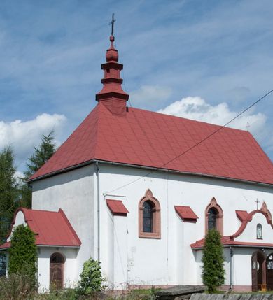 Zdjęcie nr 22: Kościół św. Walentego w Krempachach usytuowany jest na skraju wsi, na północ od drogi prowadzącej z Frydmanu do Łopusznej. Teren przykościelny jest otoczony kamiennym, murem nakrytym drewnianym daszkiem, jednospadowym, nachylonym na zewnątrz. W obrębie placu przykościelnego znajduje się cmentarz.
Kościół jest orientowany, murowany, otynkowany, jednonawowy z prezbiterium zamkniętym półkoliście. Wewnątrz sklepienia kolebkowe z lunetami. Prezbiterium oddzielone od nawy ścianą arkady tęczowej o półkolistym łuku, zdobionym napisem: „ERCETA SUPREMI IN NUMINIS / MAIOREM GLORIAM / DIVI VALENTINI EPI: ET MART. PAT/RONI CADUCORUM HONOREM / AN(N)O 1761 / RENO[VATUM] 1893”. Do prezbiterium przylega od północny zakrystia na planie prostokąta. Z kolei przy południowej ścianie nawy znajduje się kruchta z wejściem do świątyni ozdobiona wklęsło-wypukłym przyczółkiem. Na zachodniej ścianie nawy chór muzyczny wsparty jest na dwóch kolumnach z dostępem drewnianymi schodami od strony południowej nawy. Na balustradzie napis: „ABIICITE OPERA TENEBRARUM / ET INDUAMINI ARMA LUCIS”.
Wnętrze artykułowe zdwojonymi pilastrami podtrzymującymi gurty sklepienne. Otwory okienne umieszczone są w południowych i północnych ścianach nawy oraz prezbiterium – prostokątne, zamknięte półkoliście, wypełnione witrażami. Wejście do zakrystii od strony prezbiterium prowadzi poprzez kamienny portal z iluzjonistycznie malowanymi kanelowanymi kolumnami o korynckich kapitelach, wspierającymi profilowany gzyms, przyczółek trójkątny z wpisanym w polu Okiem Opatrzności.
Zewnętrzne elewacje bez dekoracji, skromne, otynkowane, oszkarpowane w nawie. Prezbiterium i nawa nakryte jednym, czterospadowym dachem z wieżą na sygnaturkę na zachodnim zakończeniu nawy. Do zachodniej fasady kościoła dostawiona jest kruchta na planie prostokąta, nakryta dwuspadowym daszkiem, od przodu ujęta przyczółkiem w kształcie wklęsło-wypukłym z uskokami. Z trzech stron kruchty prostokątne otwory wejściowe zamknięte półkoliście. Do kościoła prowadzi wejście przez kruchtę zachodnią oraz przez kruchtę od południa i jedno od strony północnej przez zakrystię. Zewnętrze obramienia okienne roślinną dekoracją sztukatorską. 