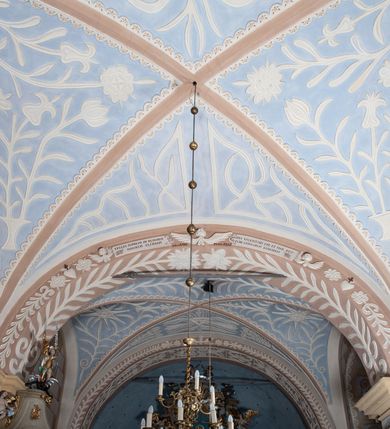 Zdjęcie nr 15: Kościół św. Walentego w Krempachach usytuowany jest na skraju wsi, na północ od drogi prowadzącej z Frydmanu do Łopusznej. Teren przykościelny jest otoczony kamiennym, murem nakrytym drewnianym daszkiem, jednospadowym, nachylonym na zewnątrz. W obrębie placu przykościelnego znajduje się cmentarz.
Kościół jest orientowany, murowany, otynkowany, jednonawowy z prezbiterium zamkniętym półkoliście. Wewnątrz sklepienia kolebkowe z lunetami. Prezbiterium oddzielone od nawy ścianą arkady tęczowej o półkolistym łuku, zdobionym napisem: „ERCETA SUPREMI IN NUMINIS / MAIOREM GLORIAM / DIVI VALENTINI EPI: ET MART. PAT/RONI CADUCORUM HONOREM / AN(N)O 1761 / RENO[VATUM] 1893”. Do prezbiterium przylega od północny zakrystia na planie prostokąta. Z kolei przy południowej ścianie nawy znajduje się kruchta z wejściem do świątyni ozdobiona wklęsło-wypukłym przyczółkiem. Na zachodniej ścianie nawy chór muzyczny wsparty jest na dwóch kolumnach z dostępem drewnianymi schodami od strony południowej nawy. Na balustradzie napis: „ABIICITE OPERA TENEBRARUM / ET INDUAMINI ARMA LUCIS”.
Wnętrze artykułowe zdwojonymi pilastrami podtrzymującymi gurty sklepienne. Otwory okienne umieszczone są w południowych i północnych ścianach nawy oraz prezbiterium – prostokątne, zamknięte półkoliście, wypełnione witrażami. Wejście do zakrystii od strony prezbiterium prowadzi poprzez kamienny portal z iluzjonistycznie malowanymi kanelowanymi kolumnami o korynckich kapitelach, wspierającymi profilowany gzyms, przyczółek trójkątny z wpisanym w polu Okiem Opatrzności.
Zewnętrzne elewacje bez dekoracji, skromne, otynkowane, oszkarpowane w nawie. Prezbiterium i nawa nakryte jednym, czterospadowym dachem z wieżą na sygnaturkę na zachodnim zakończeniu nawy. Do zachodniej fasady kościoła dostawiona jest kruchta na planie prostokąta, nakryta dwuspadowym daszkiem, od przodu ujęta przyczółkiem w kształcie wklęsło-wypukłym z uskokami. Z trzech stron kruchty prostokątne otwory wejściowe zamknięte półkoliście. Do kościoła prowadzi wejście przez kruchtę zachodnią oraz przez kruchtę od południa i jedno od strony północnej przez zakrystię. Zewnętrze obramienia okienne roślinną dekoracją sztukatorską. 