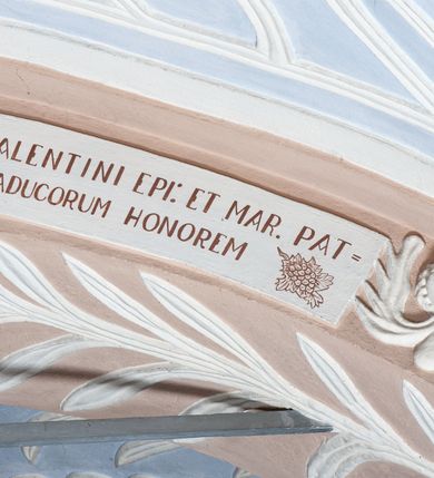 Zdjęcie nr 19: Kościół św. Walentego w Krempachach usytuowany jest na skraju wsi, na północ od drogi prowadzącej z Frydmanu do Łopusznej. Teren przykościelny jest otoczony kamiennym, murem nakrytym drewnianym daszkiem, jednospadowym, nachylonym na zewnątrz. W obrębie placu przykościelnego znajduje się cmentarz.
Kościół jest orientowany, murowany, otynkowany, jednonawowy z prezbiterium zamkniętym półkoliście. Wewnątrz sklepienia kolebkowe z lunetami. Prezbiterium oddzielone od nawy ścianą arkady tęczowej o półkolistym łuku, zdobionym napisem: „ERCETA SUPREMI IN NUMINIS / MAIOREM GLORIAM / DIVI VALENTINI EPI: ET MART. PAT/RONI CADUCORUM HONOREM / AN(N)O 1761 / RENO[VATUM] 1893”. Do prezbiterium przylega od północny zakrystia na planie prostokąta. Z kolei przy południowej ścianie nawy znajduje się kruchta z wejściem do świątyni ozdobiona wklęsło-wypukłym przyczółkiem. Na zachodniej ścianie nawy chór muzyczny wsparty jest na dwóch kolumnach z dostępem drewnianymi schodami od strony południowej nawy. Na balustradzie napis: „ABIICITE OPERA TENEBRARUM / ET INDUAMINI ARMA LUCIS”.
Wnętrze artykułowe zdwojonymi pilastrami podtrzymującymi gurty sklepienne. Otwory okienne umieszczone są w południowych i północnych ścianach nawy oraz prezbiterium – prostokątne, zamknięte półkoliście, wypełnione witrażami. Wejście do zakrystii od strony prezbiterium prowadzi poprzez kamienny portal z iluzjonistycznie malowanymi kanelowanymi kolumnami o korynckich kapitelach, wspierającymi profilowany gzyms, przyczółek trójkątny z wpisanym w polu Okiem Opatrzności.
Zewnętrzne elewacje bez dekoracji, skromne, otynkowane, oszkarpowane w nawie. Prezbiterium i nawa nakryte jednym, czterospadowym dachem z wieżą na sygnaturkę na zachodnim zakończeniu nawy. Do zachodniej fasady kościoła dostawiona jest kruchta na planie prostokąta, nakryta dwuspadowym daszkiem, od przodu ujęta przyczółkiem w kształcie wklęsło-wypukłym z uskokami. Z trzech stron kruchty prostokątne otwory wejściowe zamknięte półkoliście. Do kościoła prowadzi wejście przez kruchtę zachodnią oraz przez kruchtę od południa i jedno od strony północnej przez zakrystię. Zewnętrze obramienia okienne roślinną dekoracją sztukatorską. 