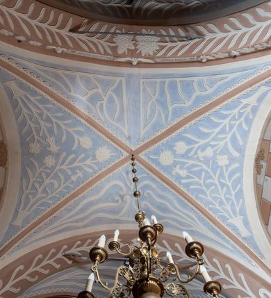 Zdjęcie nr 16: Kościół św. Walentego w Krempachach usytuowany jest na skraju wsi, na północ od drogi prowadzącej z Frydmanu do Łopusznej. Teren przykościelny jest otoczony kamiennym, murem nakrytym drewnianym daszkiem, jednospadowym, nachylonym na zewnątrz. W obrębie placu przykościelnego znajduje się cmentarz.
Kościół jest orientowany, murowany, otynkowany, jednonawowy z prezbiterium zamkniętym półkoliście. Wewnątrz sklepienia kolebkowe z lunetami. Prezbiterium oddzielone od nawy ścianą arkady tęczowej o półkolistym łuku, zdobionym napisem: „ERCETA SUPREMI IN NUMINIS / MAIOREM GLORIAM / DIVI VALENTINI EPI: ET MART. PAT/RONI CADUCORUM HONOREM / AN(N)O 1761 / RENO[VATUM] 1893”. Do prezbiterium przylega od północny zakrystia na planie prostokąta. Z kolei przy południowej ścianie nawy znajduje się kruchta z wejściem do świątyni ozdobiona wklęsło-wypukłym przyczółkiem. Na zachodniej ścianie nawy chór muzyczny wsparty jest na dwóch kolumnach z dostępem drewnianymi schodami od strony południowej nawy. Na balustradzie napis: „ABIICITE OPERA TENEBRARUM / ET INDUAMINI ARMA LUCIS”.
Wnętrze artykułowe zdwojonymi pilastrami podtrzymującymi gurty sklepienne. Otwory okienne umieszczone są w południowych i północnych ścianach nawy oraz prezbiterium – prostokątne, zamknięte półkoliście, wypełnione witrażami. Wejście do zakrystii od strony prezbiterium prowadzi poprzez kamienny portal z iluzjonistycznie malowanymi kanelowanymi kolumnami o korynckich kapitelach, wspierającymi profilowany gzyms, przyczółek trójkątny z wpisanym w polu Okiem Opatrzności.
Zewnętrzne elewacje bez dekoracji, skromne, otynkowane, oszkarpowane w nawie. Prezbiterium i nawa nakryte jednym, czterospadowym dachem z wieżą na sygnaturkę na zachodnim zakończeniu nawy. Do zachodniej fasady kościoła dostawiona jest kruchta na planie prostokąta, nakryta dwuspadowym daszkiem, od przodu ujęta przyczółkiem w kształcie wklęsło-wypukłym z uskokami. Z trzech stron kruchty prostokątne otwory wejściowe zamknięte półkoliście. Do kościoła prowadzi wejście przez kruchtę zachodnią oraz przez kruchtę od południa i jedno od strony północnej przez zakrystię. Zewnętrze obramienia okienne roślinną dekoracją sztukatorską. 