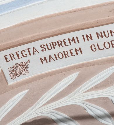 Zdjęcie nr 18: Kościół św. Walentego w Krempachach usytuowany jest na skraju wsi, na północ od drogi prowadzącej z Frydmanu do Łopusznej. Teren przykościelny jest otoczony kamiennym, murem nakrytym drewnianym daszkiem, jednospadowym, nachylonym na zewnątrz. W obrębie placu przykościelnego znajduje się cmentarz.
Kościół jest orientowany, murowany, otynkowany, jednonawowy z prezbiterium zamkniętym półkoliście. Wewnątrz sklepienia kolebkowe z lunetami. Prezbiterium oddzielone od nawy ścianą arkady tęczowej o półkolistym łuku, zdobionym napisem: „ERCETA SUPREMI IN NUMINIS / MAIOREM GLORIAM / DIVI VALENTINI EPI: ET MART. PAT/RONI CADUCORUM HONOREM / AN(N)O 1761 / RENO[VATUM] 1893”. Do prezbiterium przylega od północny zakrystia na planie prostokąta. Z kolei przy południowej ścianie nawy znajduje się kruchta z wejściem do świątyni ozdobiona wklęsło-wypukłym przyczółkiem. Na zachodniej ścianie nawy chór muzyczny wsparty jest na dwóch kolumnach z dostępem drewnianymi schodami od strony południowej nawy. Na balustradzie napis: „ABIICITE OPERA TENEBRARUM / ET INDUAMINI ARMA LUCIS”.
Wnętrze artykułowe zdwojonymi pilastrami podtrzymującymi gurty sklepienne. Otwory okienne umieszczone są w południowych i północnych ścianach nawy oraz prezbiterium – prostokątne, zamknięte półkoliście, wypełnione witrażami. Wejście do zakrystii od strony prezbiterium prowadzi poprzez kamienny portal z iluzjonistycznie malowanymi kanelowanymi kolumnami o korynckich kapitelach, wspierającymi profilowany gzyms, przyczółek trójkątny z wpisanym w polu Okiem Opatrzności.
Zewnętrzne elewacje bez dekoracji, skromne, otynkowane, oszkarpowane w nawie. Prezbiterium i nawa nakryte jednym, czterospadowym dachem z wieżą na sygnaturkę na zachodnim zakończeniu nawy. Do zachodniej fasady kościoła dostawiona jest kruchta na planie prostokąta, nakryta dwuspadowym daszkiem, od przodu ujęta przyczółkiem w kształcie wklęsło-wypukłym z uskokami. Z trzech stron kruchty prostokątne otwory wejściowe zamknięte półkoliście. Do kościoła prowadzi wejście przez kruchtę zachodnią oraz przez kruchtę od południa i jedno od strony północnej przez zakrystię. Zewnętrze obramienia okienne roślinną dekoracją sztukatorską. 