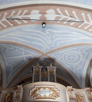 Zdjęcie nr 14: Kościół św. Walentego w Krempachach usytuowany jest na skraju wsi, na północ od drogi prowadzącej z Frydmanu do Łopusznej. Teren przykościelny jest otoczony kamiennym, murem nakrytym drewnianym daszkiem, jednospadowym, nachylonym na zewnątrz. W obrębie placu przykościelnego znajduje się cmentarz.
Kościół jest orientowany, murowany, otynkowany, jednonawowy z prezbiterium zamkniętym półkoliście. Wewnątrz sklepienia kolebkowe z lunetami. Prezbiterium oddzielone od nawy ścianą arkady tęczowej o półkolistym łuku, zdobionym napisem: „ERCETA SUPREMI IN NUMINIS / MAIOREM GLORIAM / DIVI VALENTINI EPI: ET MART. PAT/RONI CADUCORUM HONOREM / AN(N)O 1761 / RENO[VATUM] 1893”. Do prezbiterium przylega od północny zakrystia na planie prostokąta. Z kolei przy południowej ścianie nawy znajduje się kruchta z wejściem do świątyni ozdobiona wklęsło-wypukłym przyczółkiem. Na zachodniej ścianie nawy chór muzyczny wsparty jest na dwóch kolumnach z dostępem drewnianymi schodami od strony południowej nawy. Na balustradzie napis: „ABIICITE OPERA TENEBRARUM / ET INDUAMINI ARMA LUCIS”.
Wnętrze artykułowe zdwojonymi pilastrami podtrzymującymi gurty sklepienne. Otwory okienne umieszczone są w południowych i północnych ścianach nawy oraz prezbiterium – prostokątne, zamknięte półkoliście, wypełnione witrażami. Wejście do zakrystii od strony prezbiterium prowadzi poprzez kamienny portal z iluzjonistycznie malowanymi kanelowanymi kolumnami o korynckich kapitelach, wspierającymi profilowany gzyms, przyczółek trójkątny z wpisanym w polu Okiem Opatrzności.
Zewnętrzne elewacje bez dekoracji, skromne, otynkowane, oszkarpowane w nawie. Prezbiterium i nawa nakryte jednym, czterospadowym dachem z wieżą na sygnaturkę na zachodnim zakończeniu nawy. Do zachodniej fasady kościoła dostawiona jest kruchta na planie prostokąta, nakryta dwuspadowym daszkiem, od przodu ujęta przyczółkiem w kształcie wklęsło-wypukłym z uskokami. Z trzech stron kruchty prostokątne otwory wejściowe zamknięte półkoliście. Do kościoła prowadzi wejście przez kruchtę zachodnią oraz przez kruchtę od południa i jedno od strony północnej przez zakrystię. Zewnętrze obramienia okienne roślinną dekoracją sztukatorską. 