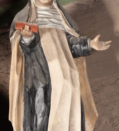 Zdjęcie nr 4: Nastawa ołtarzowa architektoniczna, jednoosiowa, jednokondygnacyjna. Ołtarz drewniany, sarkofagowy, w formie odwróconego trapezu. Mensa drewniana, silnie wysunięta. Antependium w formie odwróconego trapezu, na cokole, w polu romb ujęty ramą z rozetą. Ołtarz flankują romby ujęte ramą.
Retabulum na dwustrefowym cokole, zryzalitowanym na skraju; w konsole dolnej strefy dźwigaja cokoły górnej. Ryzality podtrzymują parę półfilarów o stylizowanych kapitelach kompozytowych i kanelowanych trzonach. Podpory dźwigają pełne belkowanie, wyłamane na ich osi, z silnie wysuniętym, bogato profilowanym gzymsem; nad polem środkowym niepełne, przyjmujące kształt trzech boków z ośmioboku; Na gzymsie, na osi podpór figury dwóch karmelitańskich świętych. W polu środkowym nisza w formie stojącego prostokąta zamkniętego łukiem nadwieszonym z uskokiem, ujęta profilowaną ramą; wewnątrz profilowana rama w formie stojącego prostokąta, w której znajduje się obraz Najświętsze Serce Jezusa w ramie. Na belkowaniu, nad polem środkowym medalion z monogramem IHS w glorii promienistej, którego podstawę stanowi fragment rocaille.
W górnej strefie cokołu dwie płyciny w formie leżącego prostokąta z rozetami; cokoły kolumn zrobione z trzech stron płycinami z malowaną dekoracją roślinną. W partii fryzu na osi podpór rozety. Rama niszy zwieńczona elementem rocaille. Retabulum ujęte uszami utworzonymi z suchego akantu.
Struktura polichromowana w kolorze jasnoniebieskim, profile na niebiesko; konsole i trzony marmoryzowane; ornamentyka, ramy, profile i gloria złocone.
