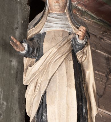 Zdjęcie nr 3: Nastawa ołtarzowa architektoniczna, jednoosiowa, jednokondygnacyjna. Ołtarz drewniany, sarkofagowy, w formie odwróconego trapezu. Mensa drewniana, silnie wysunięta. Antependium w formie odwróconego trapezu, na cokole, w polu romb ujęty ramą z rozetą. Ołtarz flankują romby ujęte ramą.
Retabulum na dwustrefowym cokole, zryzalitowanym na skraju; w konsole dolnej strefy dźwigaja cokoły górnej. Ryzality podtrzymują parę półfilarów o stylizowanych kapitelach kompozytowych i kanelowanych trzonach. Podpory dźwigają pełne belkowanie, wyłamane na ich osi, z silnie wysuniętym, bogato profilowanym gzymsem; nad polem środkowym niepełne, przyjmujące kształt trzech boków z ośmioboku; Na gzymsie, na osi podpór figury dwóch karmelitańskich świętych. W polu środkowym nisza w formie stojącego prostokąta zamkniętego łukiem nadwieszonym z uskokiem, ujęta profilowaną ramą; wewnątrz profilowana rama w formie stojącego prostokąta, w której znajduje się obraz Najświętsze Serce Jezusa w ramie. Na belkowaniu, nad polem środkowym medalion z monogramem IHS w glorii promienistej, którego podstawę stanowi fragment rocaille.
W górnej strefie cokołu dwie płyciny w formie leżącego prostokąta z rozetami; cokoły kolumn zrobione z trzech stron płycinami z malowaną dekoracją roślinną. W partii fryzu na osi podpór rozety. Rama niszy zwieńczona elementem rocaille. Retabulum ujęte uszami utworzonymi z suchego akantu.
Struktura polichromowana w kolorze jasnoniebieskim, profile na niebiesko; konsole i trzony marmoryzowane; ornamentyka, ramy, profile i gloria złocone.
