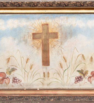 Zdjęcie nr 6: Retabulum ołtarzowe trójosiowe, na dwustrefowym cokole, jednokondygnacyjne, ze zwieńczeniem. Nastawa szersza od ołtarza, artykułowana jest kolumnami o gładkich trzonach i kompozytowych kapitelach, podtrzymującymi występujące się nad nią uproszczone belkowanie i gzyms. W polach pomiędzy kolumnami prostokątne nisze, pośrodku zamknięta uskokowo, w niej rzeźba patronki świątyni św. Marii Magdaleny; nisze w polach bocznych zamknięte półkoliście, w nich rzeźby św. Piotra i św. Pawła. W zwieńczeniu przerwany przyczółek zamknięty łukiem wklęsło-wypukłym, w osiach wewnętrznych kolumn wsparty na lizenach. W osi środkowej rzeźbiona Gołębica Ducha Świętego w glorii promienistej ujętej po bokach wolutami i od dołu motywami ornamentu małżowinowego. W części cokołowej w płycinach ujętych ramami umieszczono motywy ornamentu rocaille’owego. W przyczółku w płycinach motywy liści akantu. 
Na mensie tabernakulum połączone z Tronem Łaski do wystawienia monstrancji, na rzucie prostokąta, dwustrefowe, z dolną strefą ujętą wklęsłymi ściankami parawanowymi. W dolnej części tabernakulum znajdują się prostokątne drzwiczki z krzyżem i literami: IHS. Drzwiczki są ujęte kampanulami oraz ornamentem rocaille’owym. Tron wystawienia ujęto spływami wolutowymi w formie krzewu różanego, zakończonymi adorującymi uskrzydlonymi aniołami umieszczonymi na obłokach. Część środkowa tronu wystawienia jest obrotowa. Górną jego część zakończono łukiem wklęsło-wypukłym, i ozdobiono ornamentem kartuszowo-zawijanym oraz figurą leżącego baranka. Antependium prostokątne, malowane na płótnie, ujęte w drewniane ramy zdobione wicią roślinną. W centralnej części ukazany został krzyż na tle promieni, po bokach winna latorośl i kłosy zboża. 