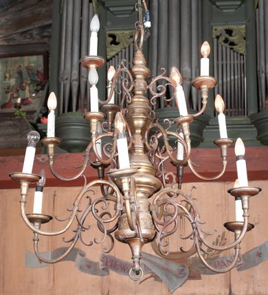 Zdjęcie nr 5: Prospekt organowy architektoniczny, pięcioosiowy, z wydzielonym cokołem. W osi środkowej i skrajnych ryzality półcylindryczne (środkowy wyższy i szerszy) z prześwitami, nadwieszone na profilowanych konsolach  i zwieńczone uproszczonym belkowaniem i profilowanymi gzymsami. W osiach wewnętrznych prostokątne prześwity zwieńczone prostokątnymi płycinami i odcinkami profilowanego gzymsu. Prześwity wypełnione piszczałkami; zwieńczone niepełnym belkowaniem, z profilowanym, silnie wysuniętym gzymsem. Wszystkie prześwity w górnej części wypełnione motywami liści akantu. Struktura polichromowana w kolorze niebieskozielonym, ornamenty na biało.